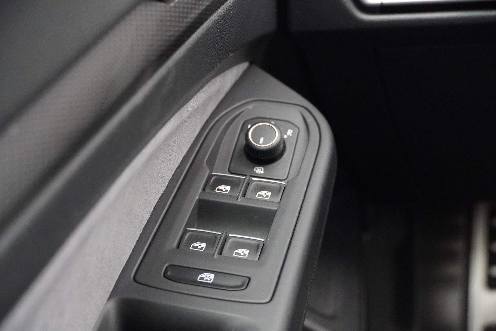 Volkswagen Golf VIII 1.5 eTSI DSG R-Line LED Kamera, миниатюра 17