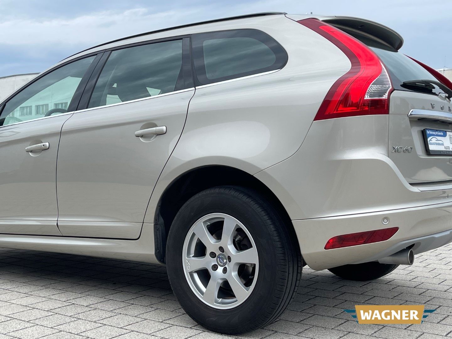 Fahrzeugabbildung Volvo XC60 Momentum 2WD Bi-Xenon SHZ 1-Hand