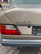 Mercedes-Benz Auto Mercedes 230 E - Mercedes-Benz E 230 in Berlin