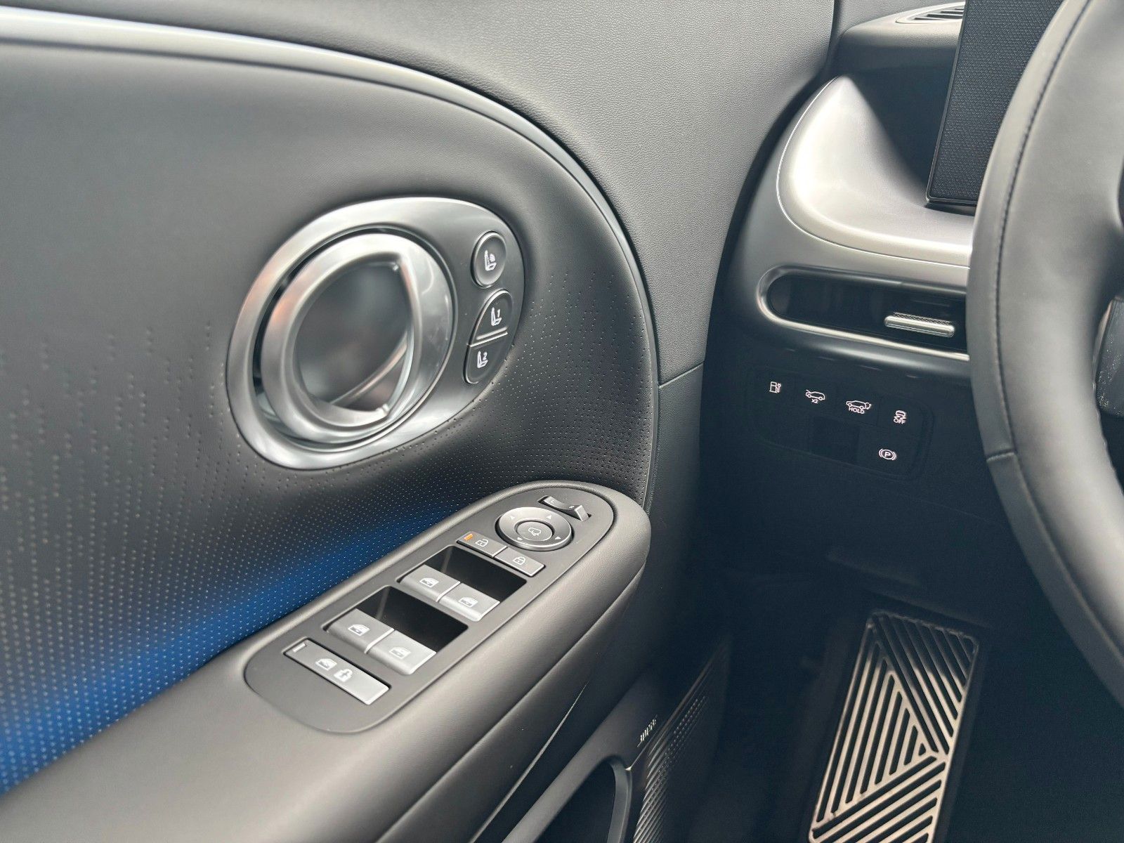 Fahrzeugabbildung Hyundai IONIQ 9 4WD 307PS Uniq/Pano/Relax-Paket!