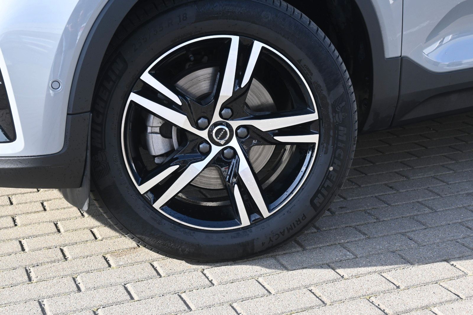 Fahrzeugabbildung Volvo XC40 B3 DKG Plus Dark*FSHZG*360°*ACC