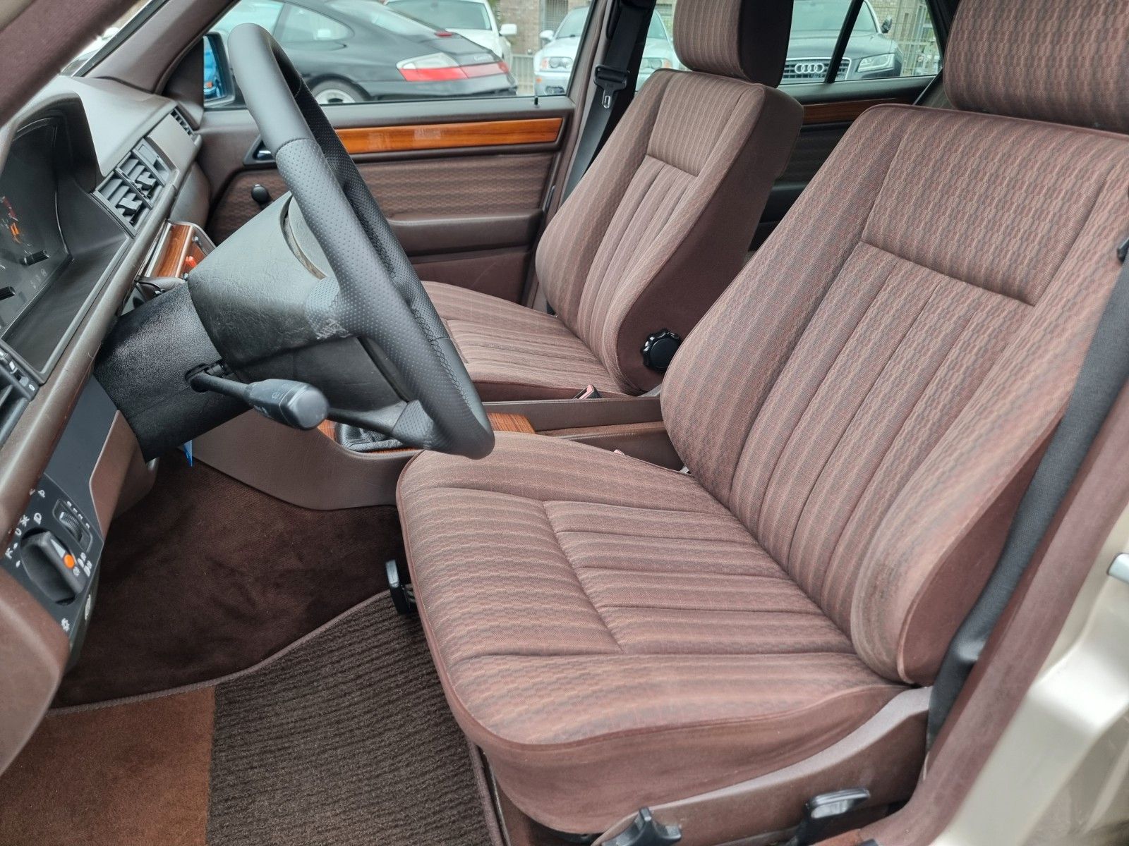 Fahrzeugabbildung Mercedes-Benz 230 E/Schiebedach/AHK/H-Zul./Sehr schöner Zust.