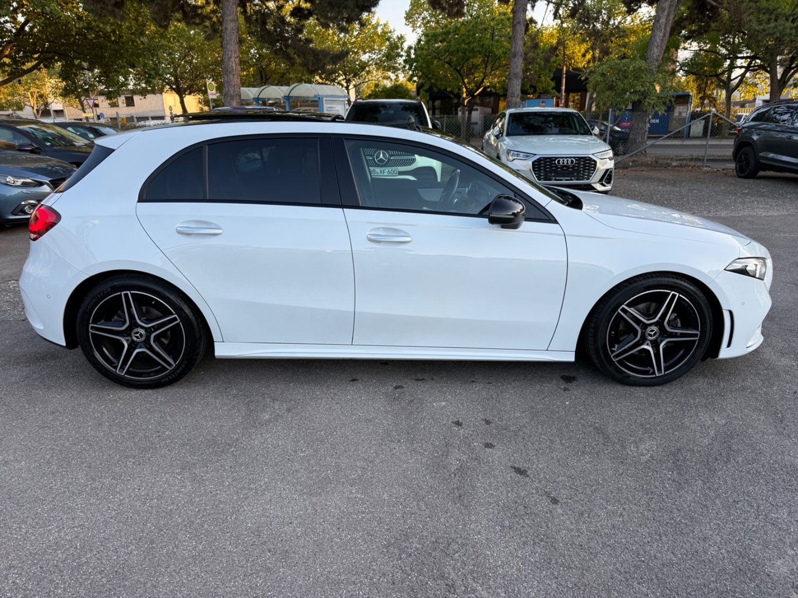 Mercedes-Benz A 200 d AMG-Line Night-Paket Panorama Ambiente foto 3
