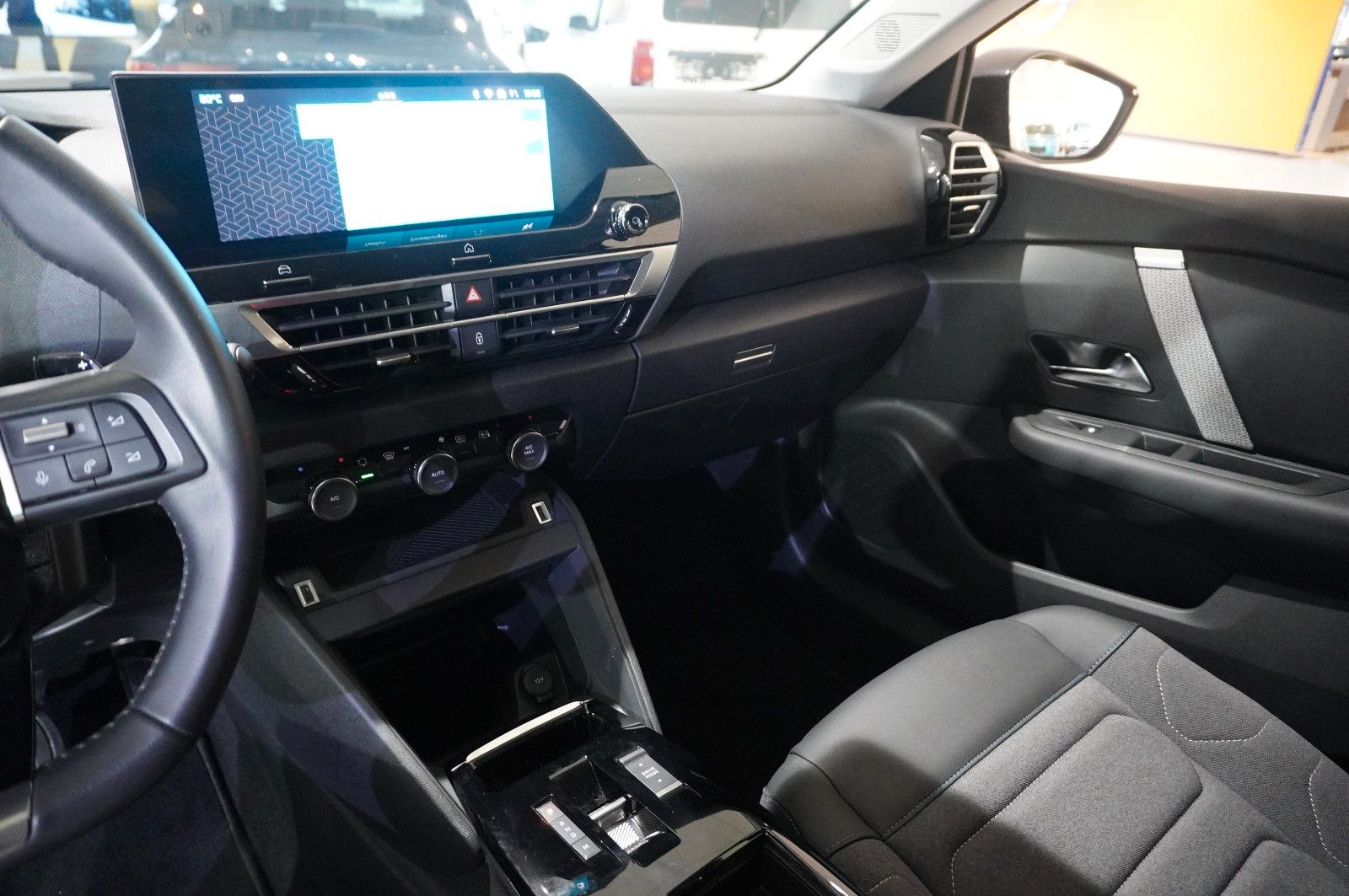 Fahrzeugabbildung Citroën C4 Lim. 1.2T PLUS NAVI/LED/KAMERA/SPORT /VIR/DAB