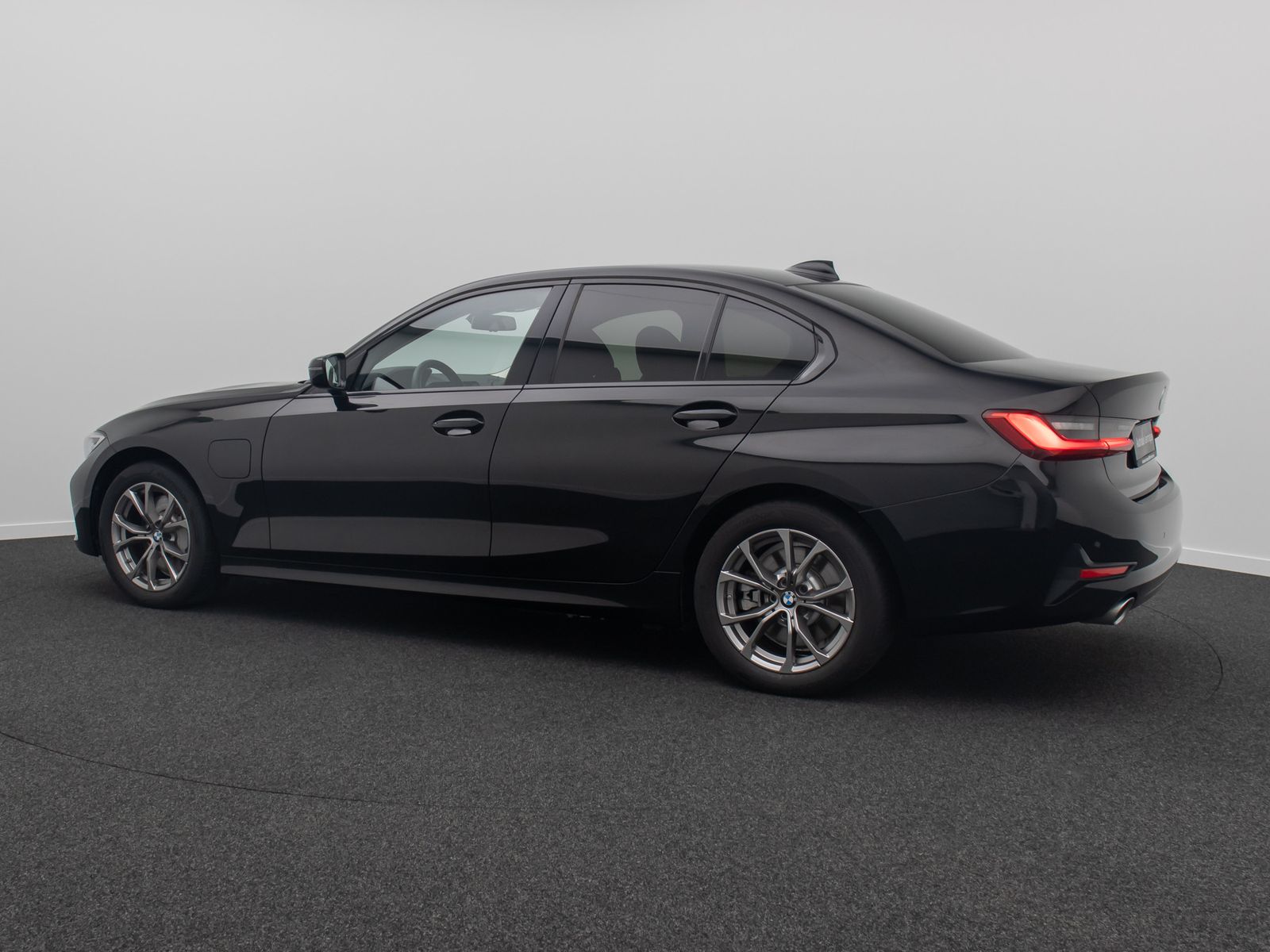 Fahrzeugabbildung BMW 330e Sport Line DAB Alarm Geschwindig Teilleder