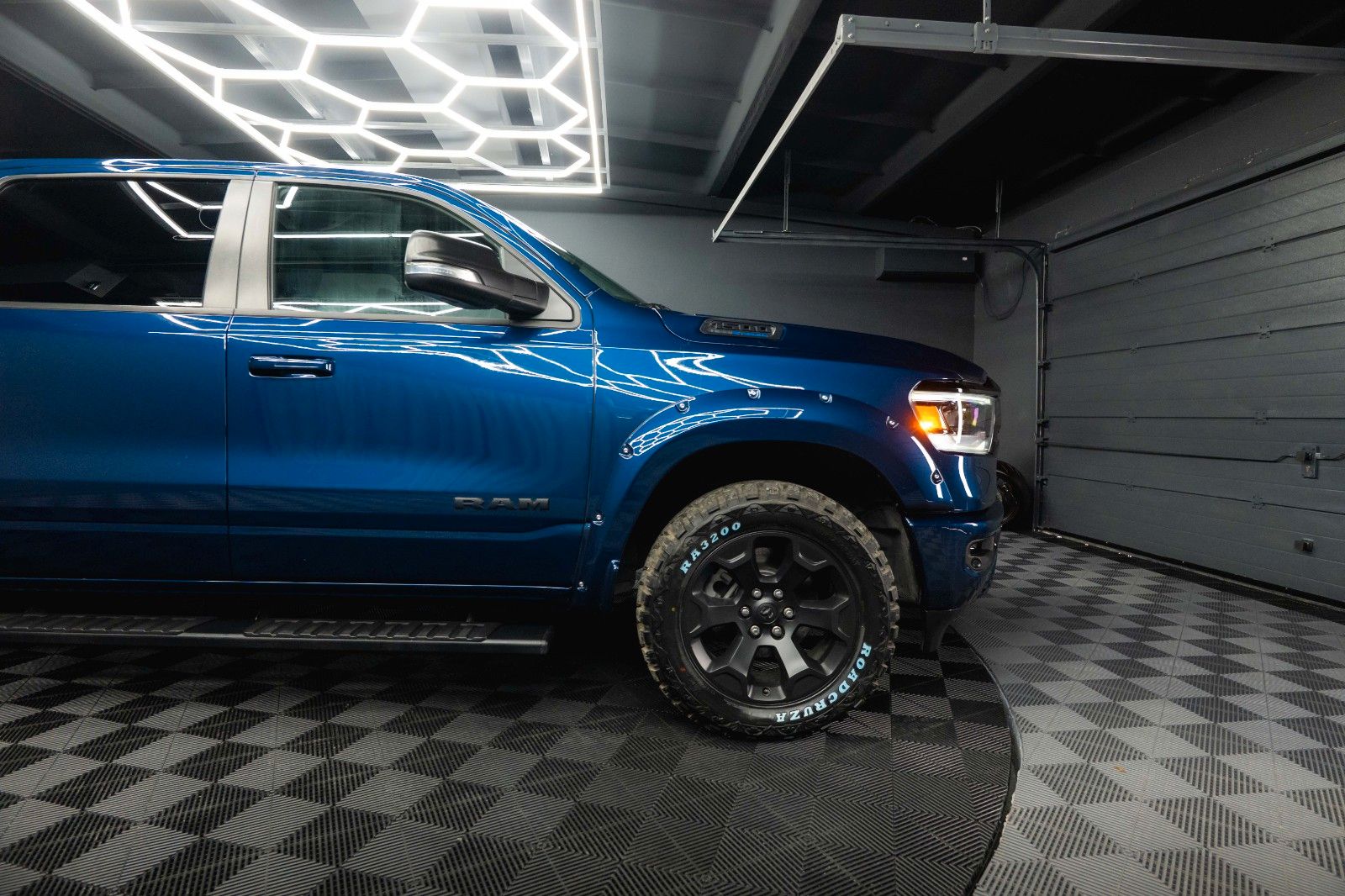 Fahrzeugabbildung Dodge RAM 5.7 V8 HEMI 4x4 OFFROAD Night-Paket *LED*19%