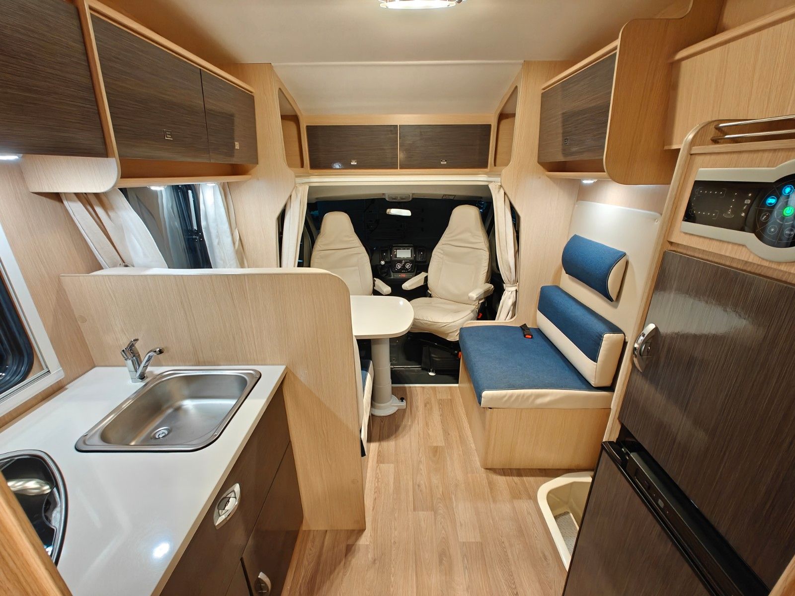 Fahrzeugabbildung XGO Dynamic 95 P - Autom. SAT, TV, Einzelbetten -