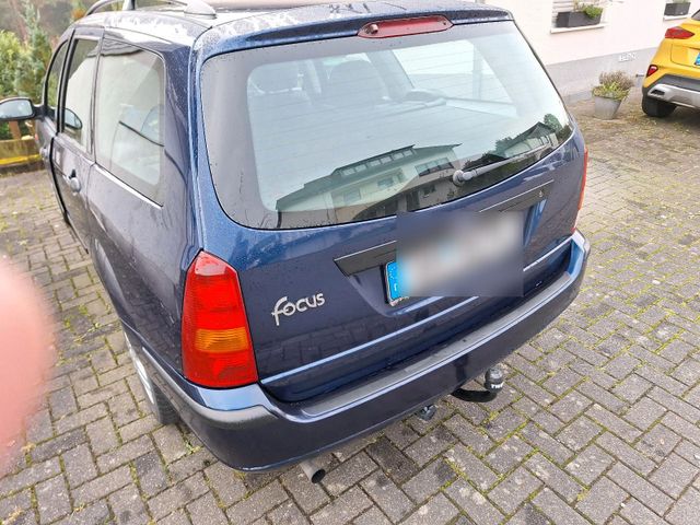 Ford Focus Kombi 1.6i blau