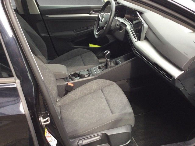 Fahrzeugabbildung Volkswagen Golf VIII TSI Life Standhzg. LED AHK Navi Pano A