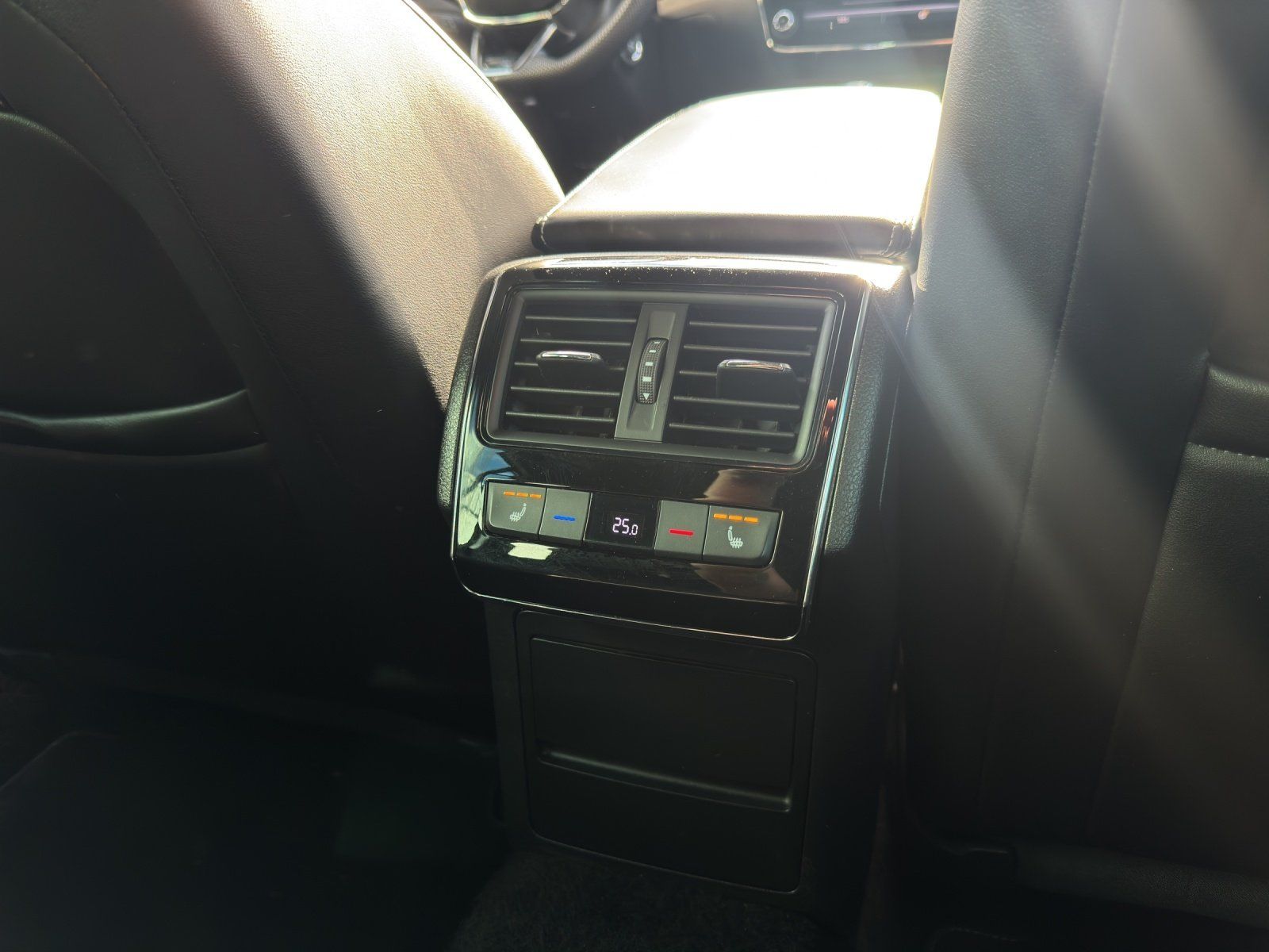 Fahrzeugabbildung SKODA Superb Combi 2.0 TSI Sportline/AHK/ACC/KAMERA/