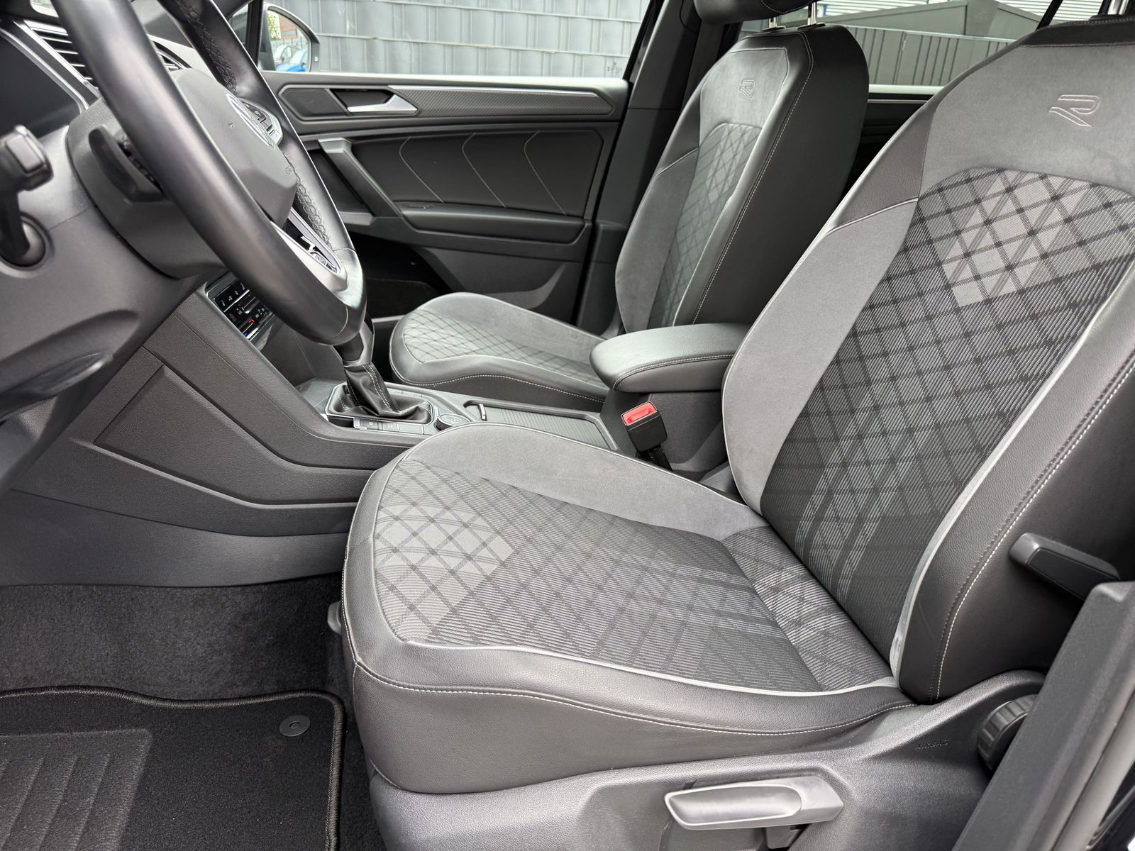 Fahrzeugabbildung Volkswagen Tiguan Allspace 4M R-Line NAV+IQ-LIGHT+AHK+20ZO
