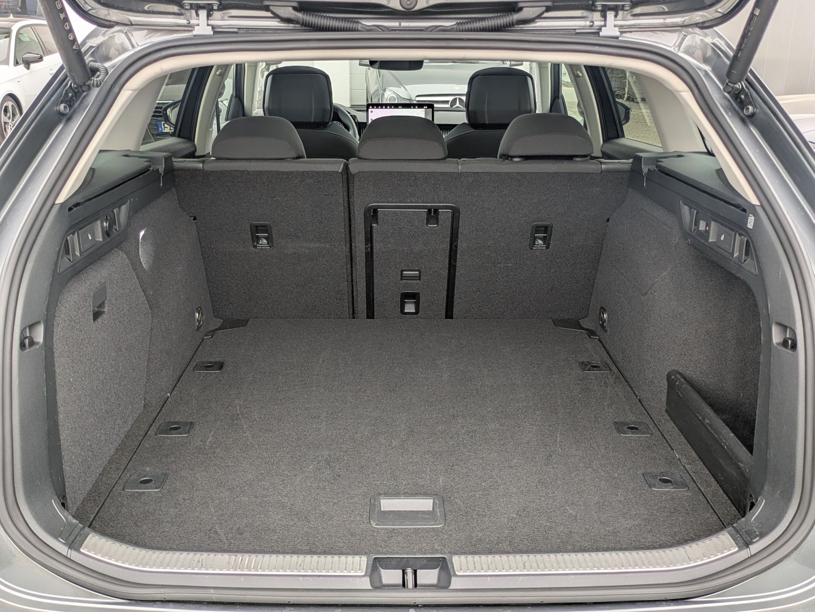 Fahrzeugabbildung SKODA Superb 2.0 TDI 4x4 Selection MATRIX*AHK*PANO*19"