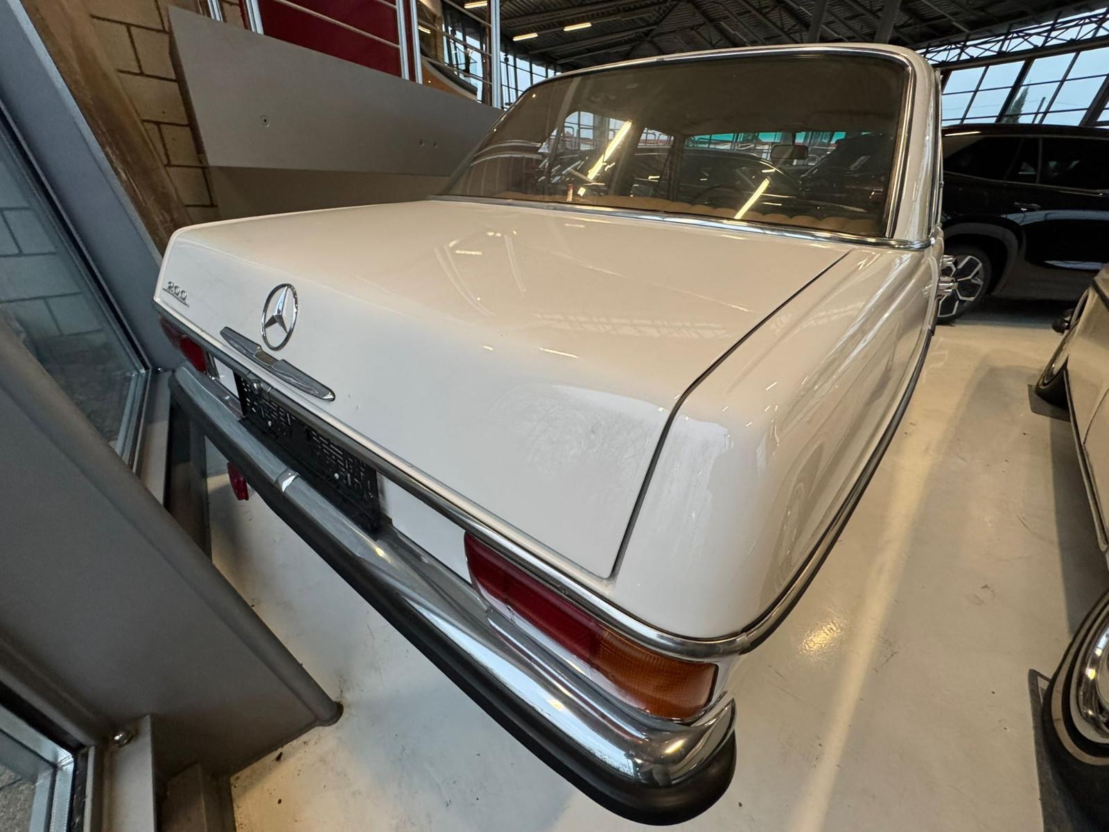 Mercedes-Benz 200/8