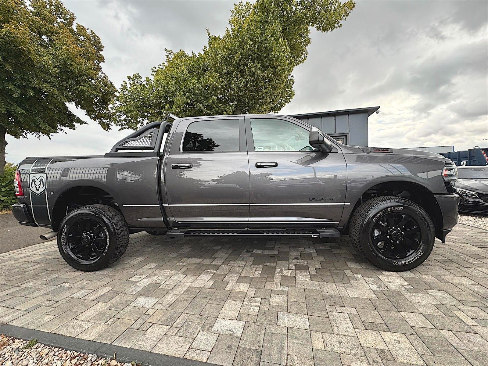Fahrzeugabbildung Dodge RAM 2500 6.4 HEAVY DUTY OFFROAD CrewCab 4x4 LED