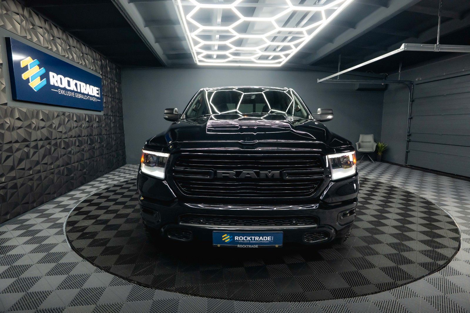 Fahrzeugabbildung Dodge RAM 5.7 V8 HEMI 4x4 Offroad Night-Paket LED 19%