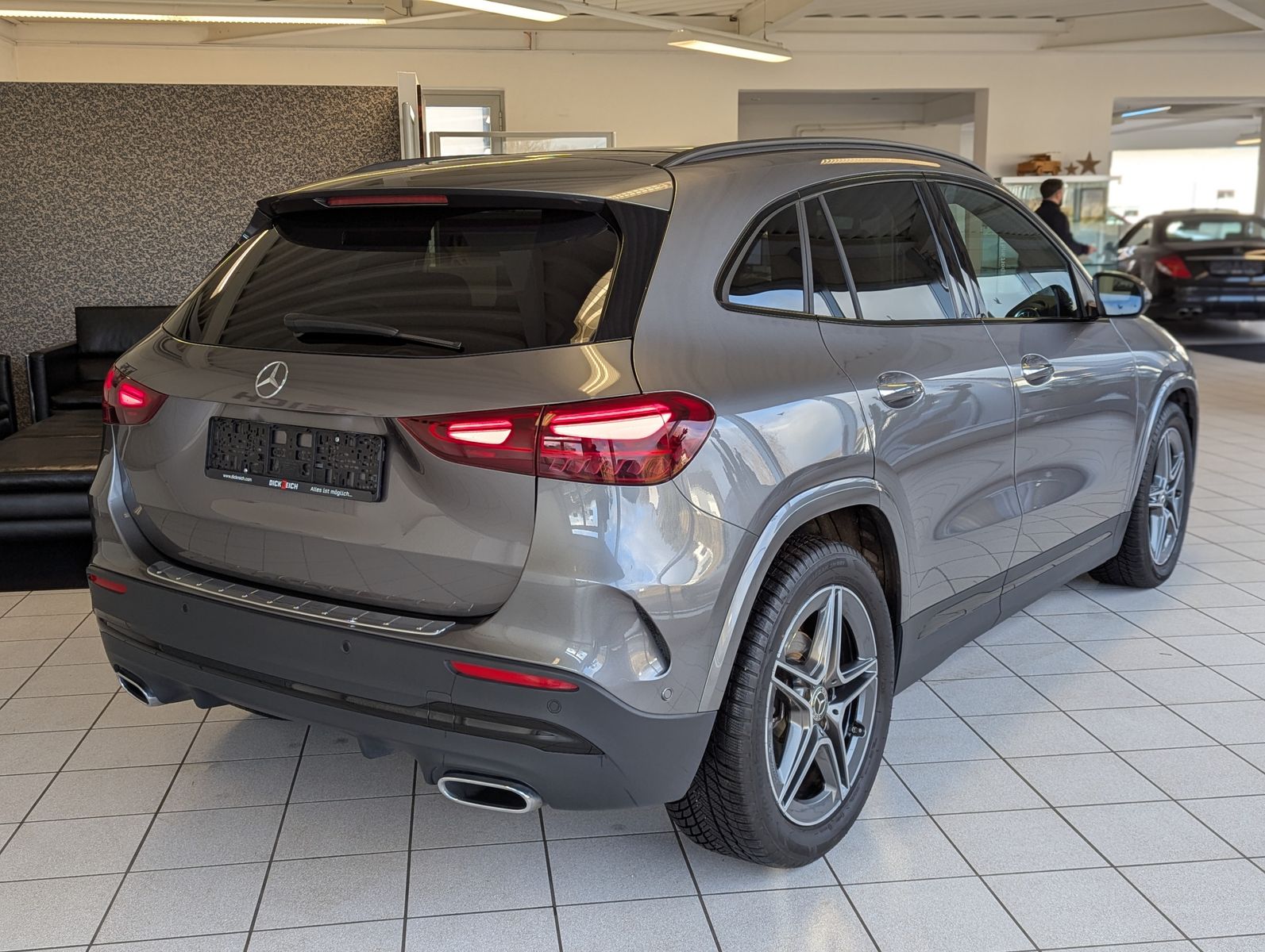 MERCEDES-BENZ GLA 200 AMG Multib. Distronic MBUX Pano AHK 360° - Image 7