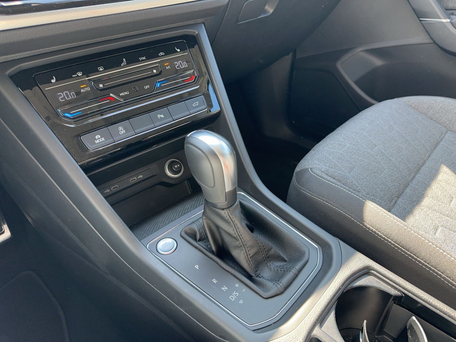 Fahrzeugabbildung Volkswagen Touran 2.0 TDI Move 7-Sitzer DSG Matrix ACC 17"