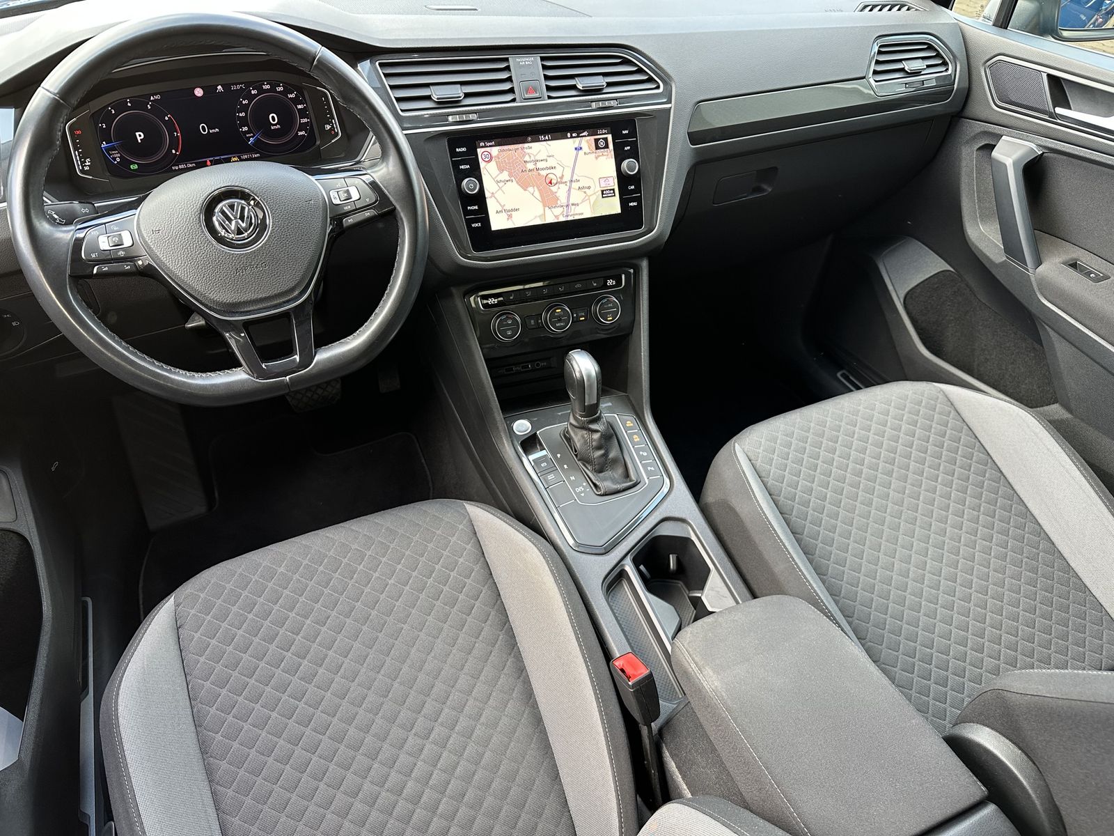 Fahrzeugabbildung Volkswagen Tiguan 1.5 TSI DSG Comfortline NAV+LED+PANO+AHK