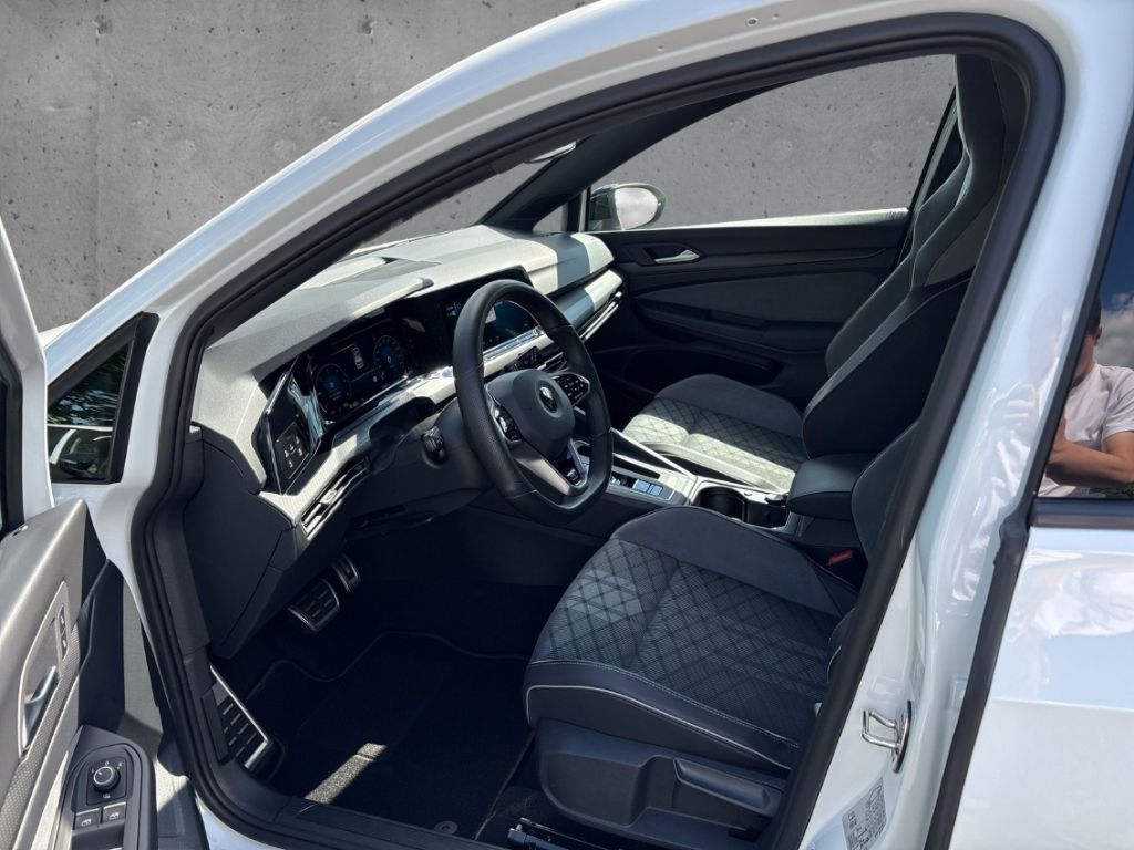 Fahrzeugabbildung Volkswagen Golf 8 TDI DSG R-Line AHK IQ.Light Pano Navi ACC