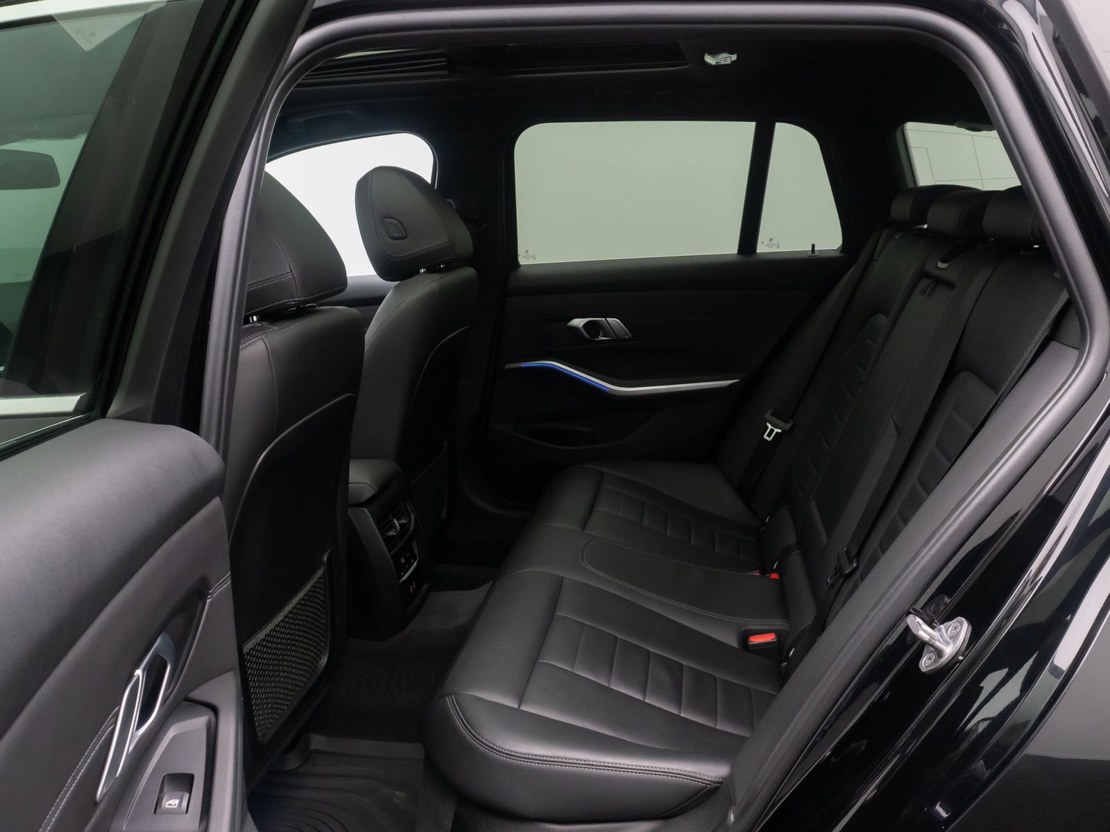 Fahrzeugabbildung BMW 330d xD Luxury Line HUD DAB Kamera AHK Panorama