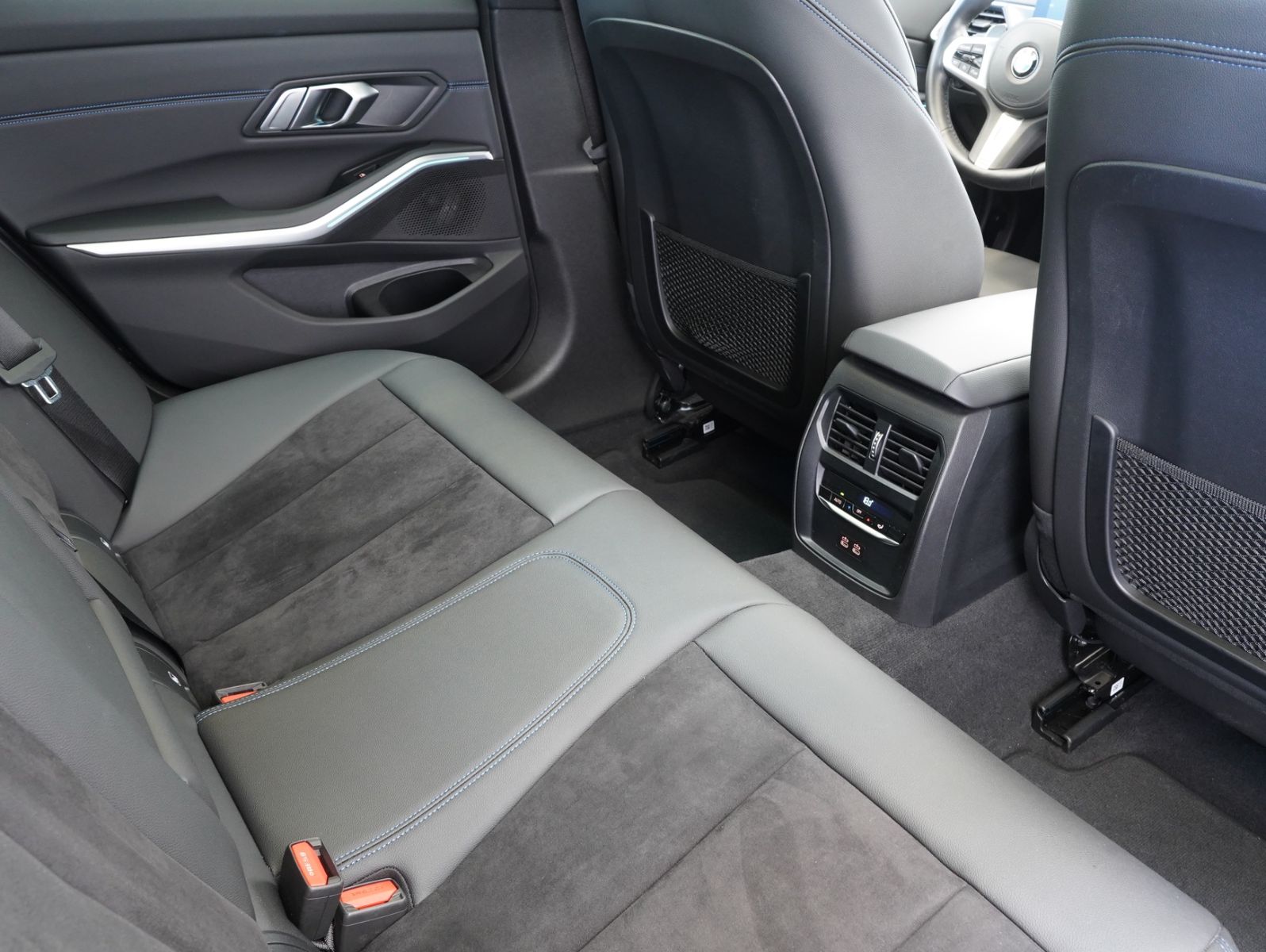 Fahrzeugabbildung BMW 320 i Touring M Sport SHADOW/WIDE/HEADUP/PANO