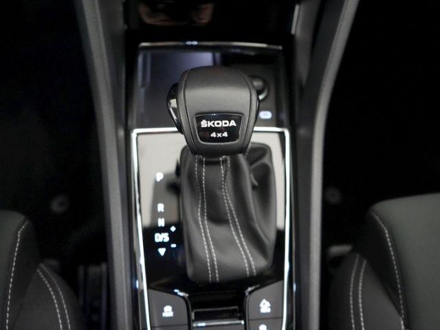 Karoq SPORTLINE TDI DSG 4x4+AHK+NAVI+SITZ-/LENKR