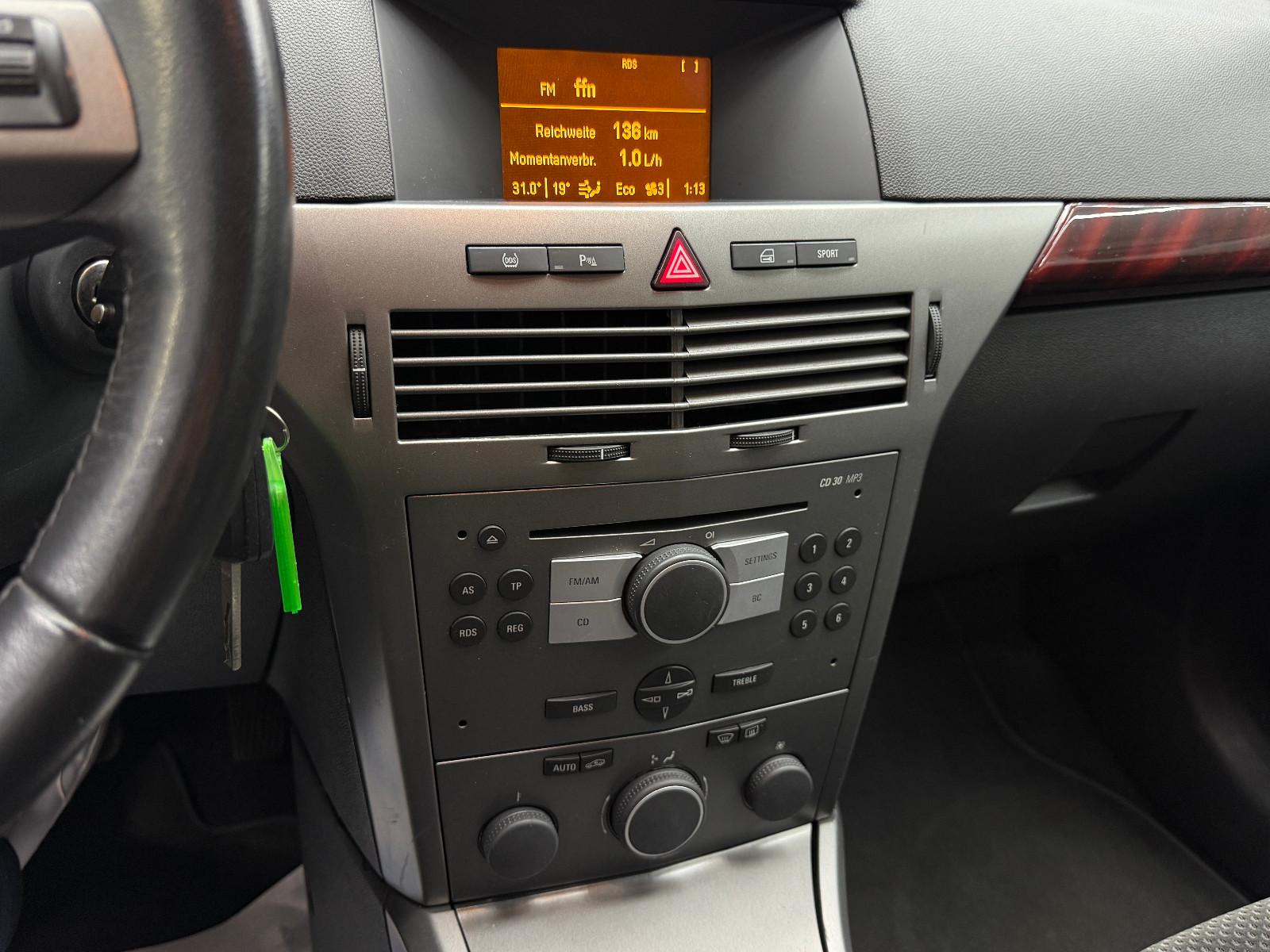 Opel Astra 2004 — photo 17