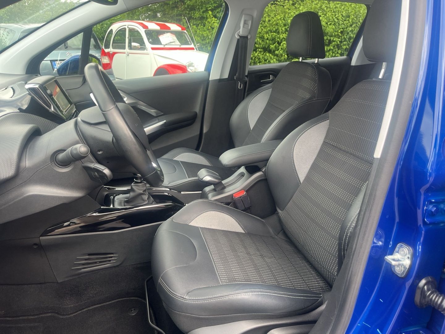 Fahrzeugabbildung Peugeot 2008 Puretech 110 S&S Allure Panorama Navi SHZ