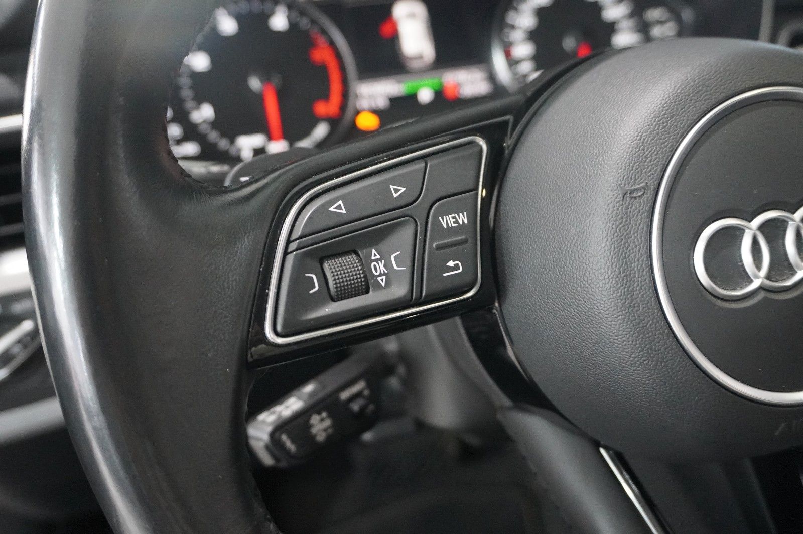 Fahrzeugabbildung Audi A4 Avant 35 TDI S-LINE SPORT NAVI/LED/KAMERA/DAB
