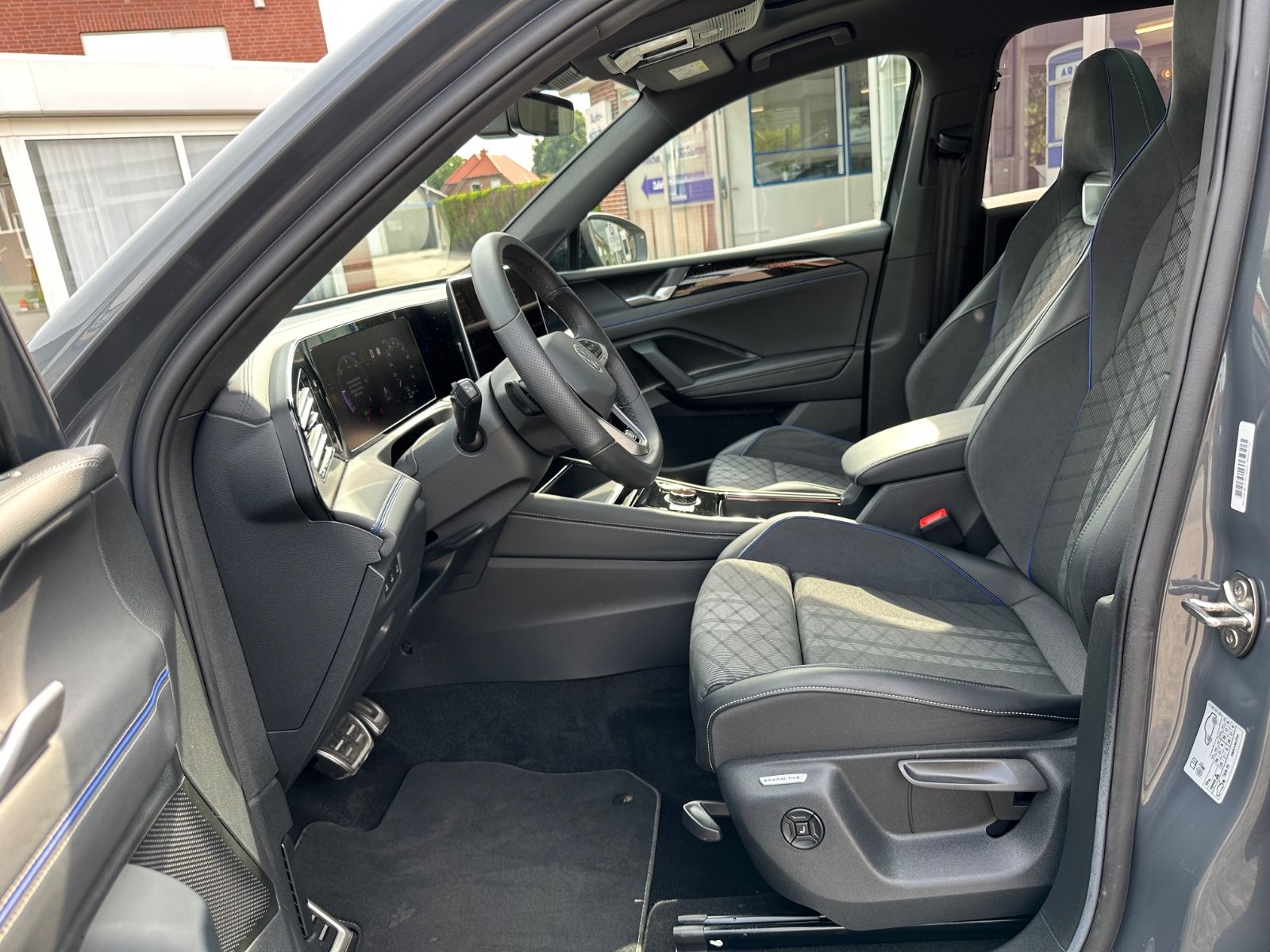 Fahrzeugabbildung Volkswagen Tiguan 2.0 TDI 4M R-Line Pano/AHK/ACC/Navi