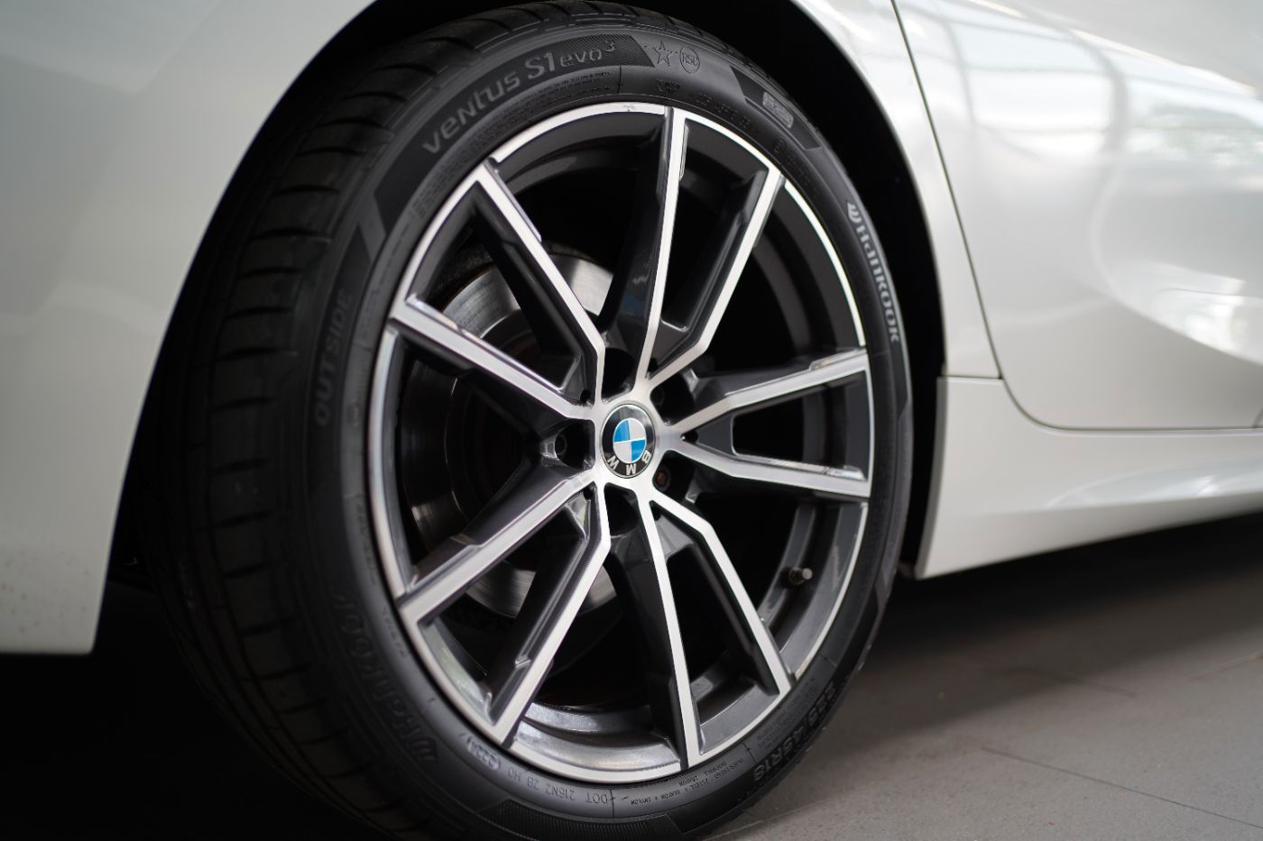 Fahrzeugabbildung BMW 320d Sport Line +HeadUp+AHK+Laserlicht+Parkassis