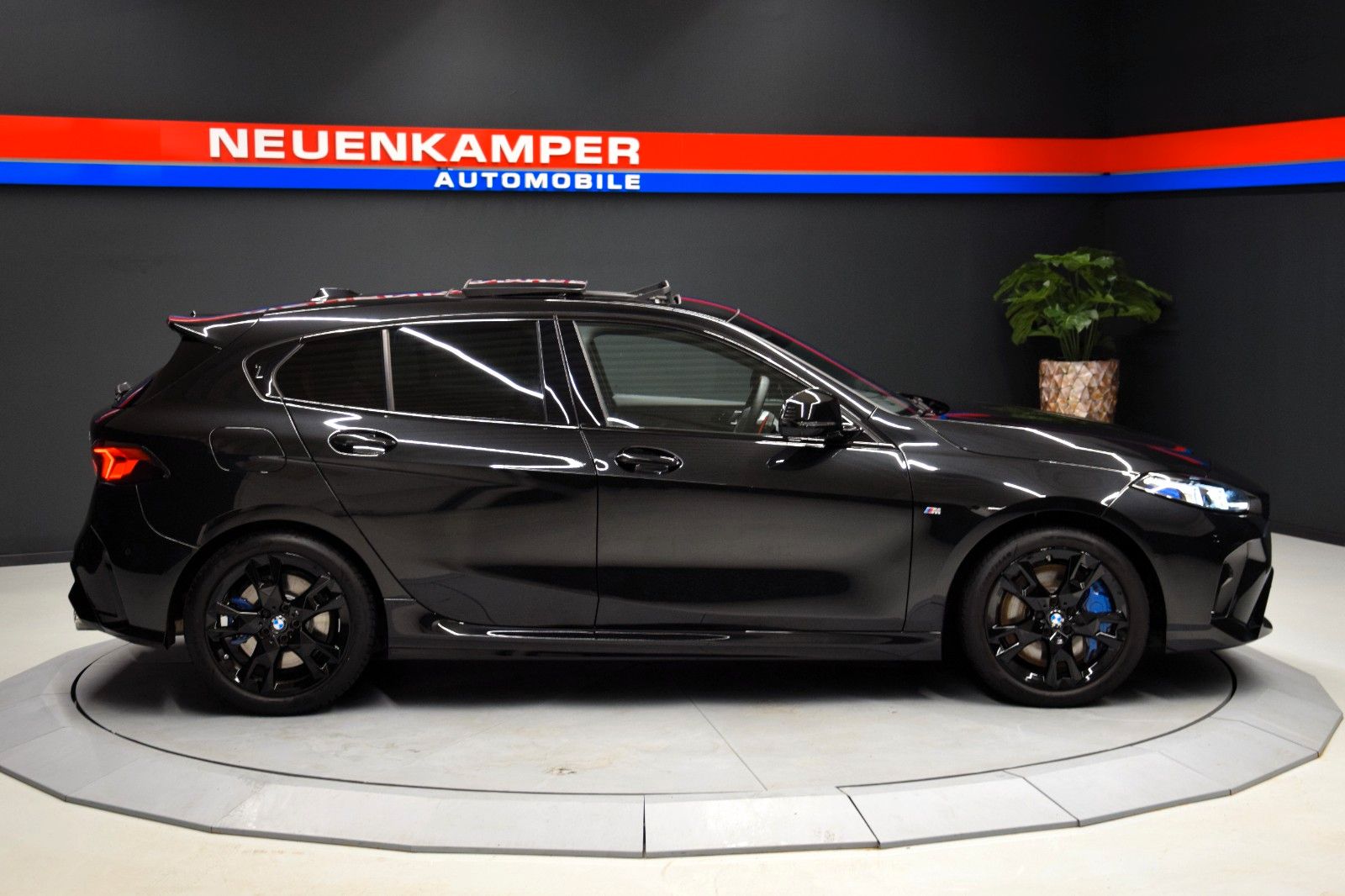 Fahrzeugabbildung BMW M135 i xDrive Pano HuD ACC AHK h/k Memory Kamera