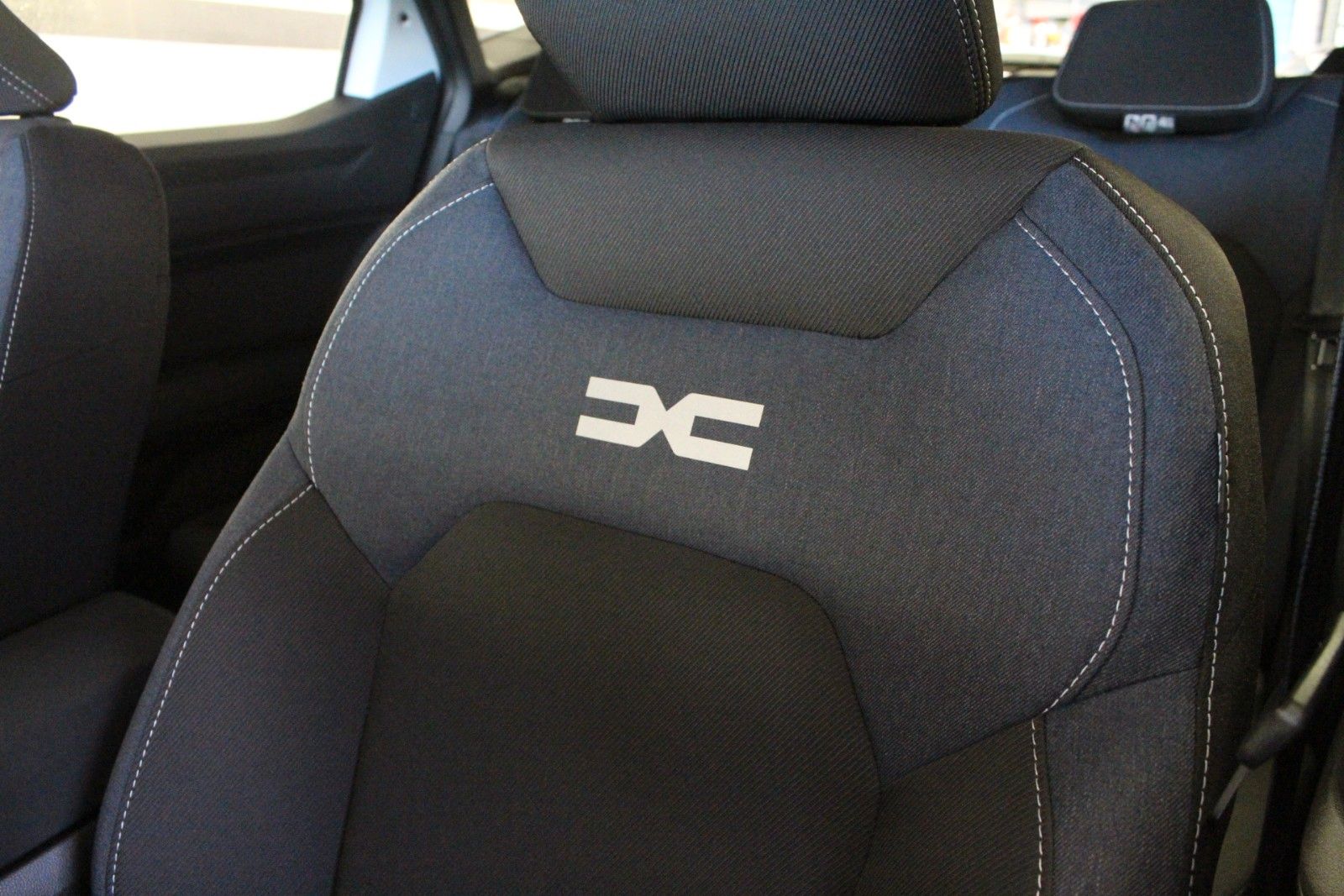 Fahrzeugabbildung Dacia Duster Hybrid 155 Expression *Winterpaket* MY26