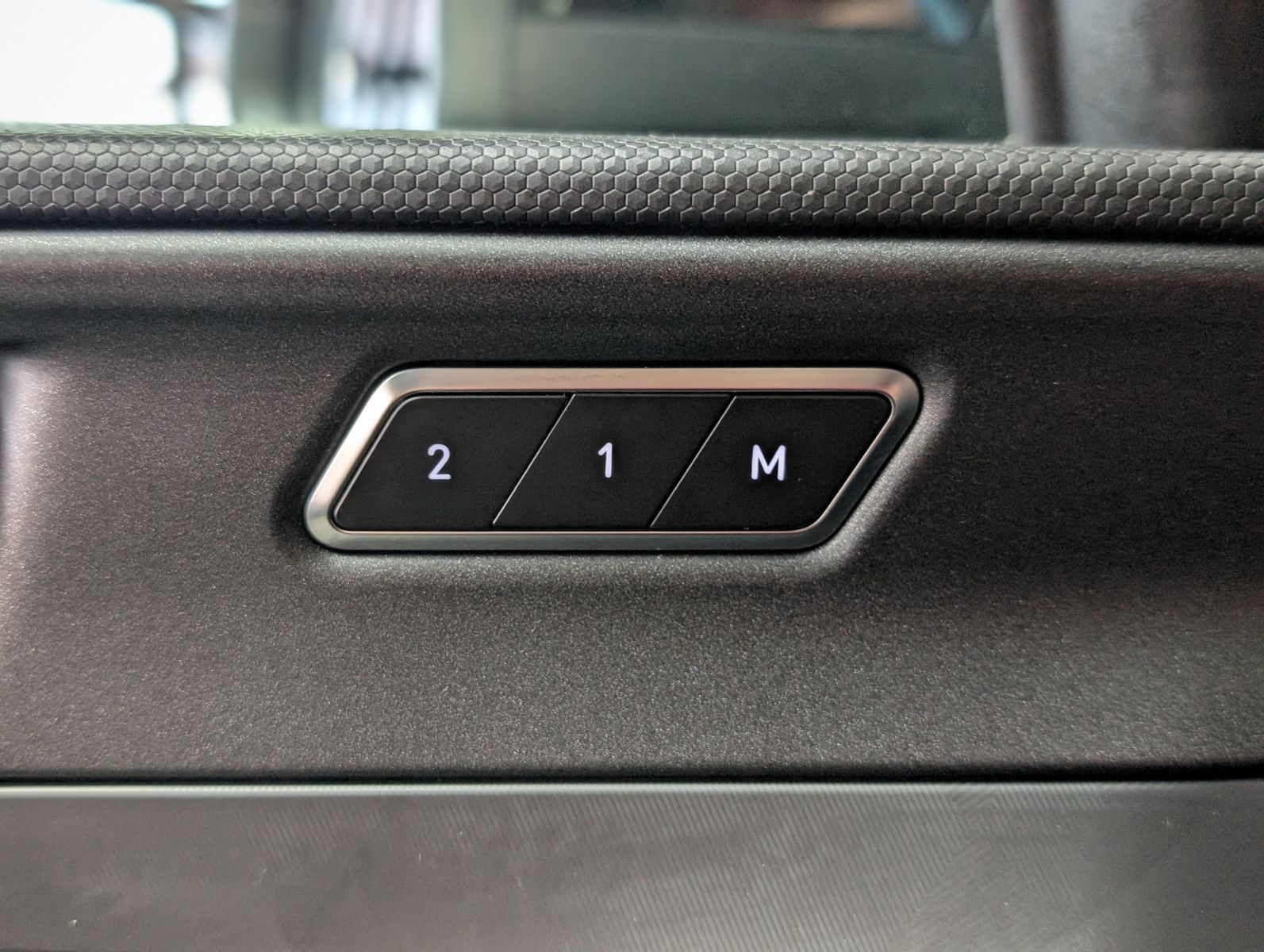 Fahrzeugabbildung Lynk&Co 01 1.5 T HEV ACC PANO APP LED KAM MEMO SHZ 24TKM