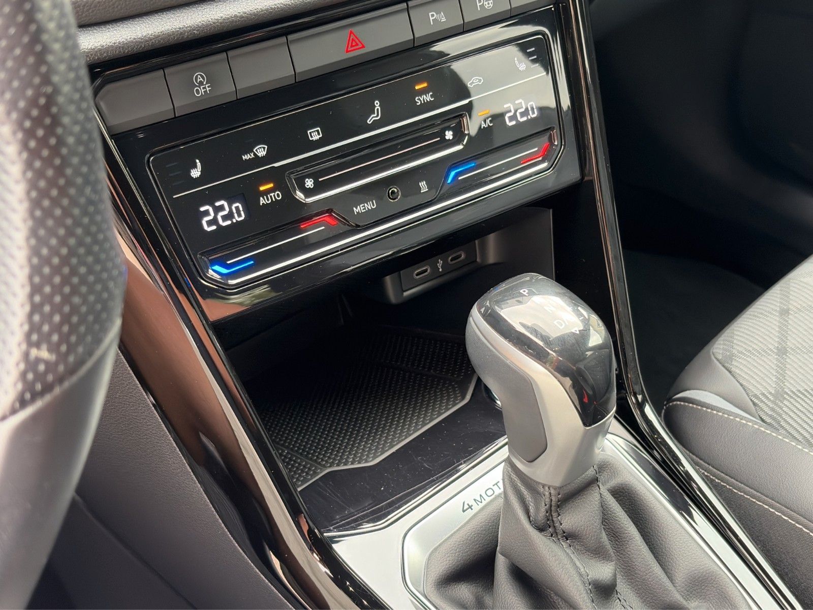 Fahrzeugabbildung Volkswagen T-Roc R-Line 4M*DSG*SHZ*LED*NAVI***