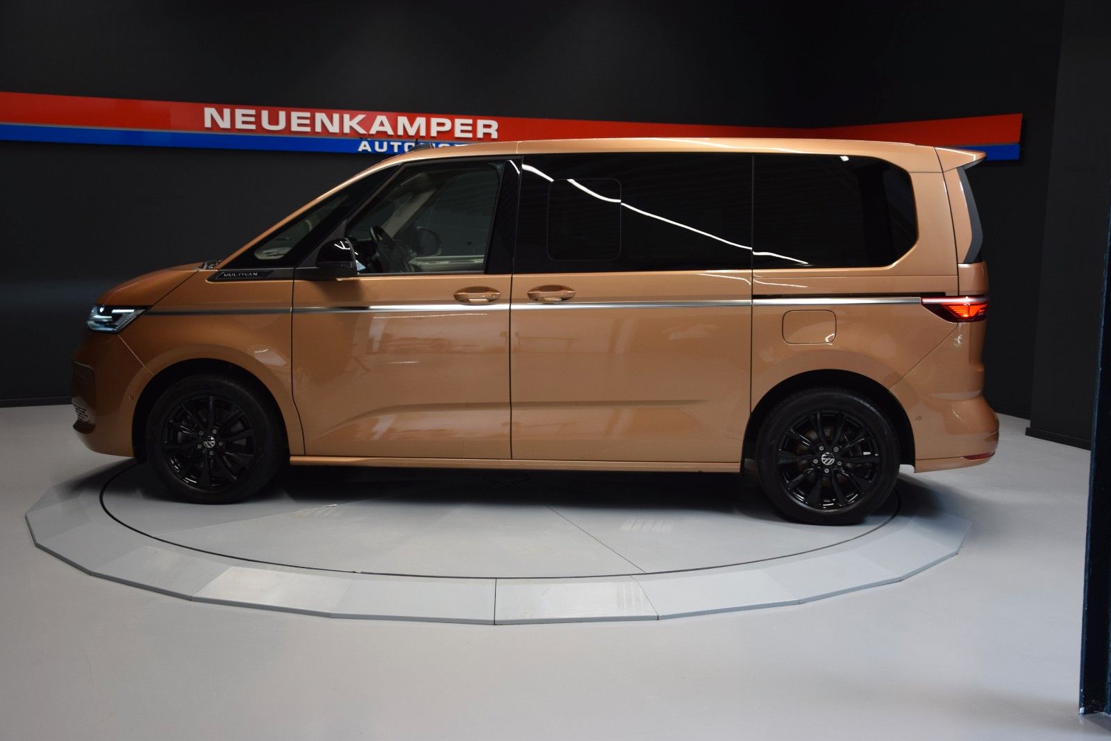 Fahrzeugabbildung Volkswagen T7 Multivan Style Pano HuD AHK vis-avis STHZ H&k