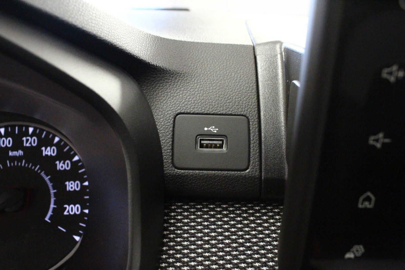 Fahrzeugabbildung Dacia Sandero TCe 100  Benzin /Expression*Winterpaket*