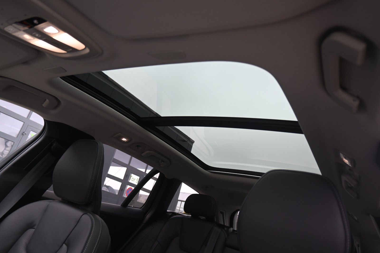 Fahrzeugabbildung Volvo V60 B4 DKG Ultra Dark*B&W*Massage*ACC*AHK*20"