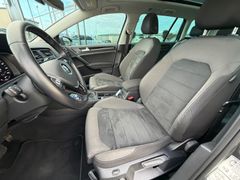 Fahrzeugabbildung Volkswagen Golf VII Variant 1.5 TSI Highline *PANO*R-LINE*