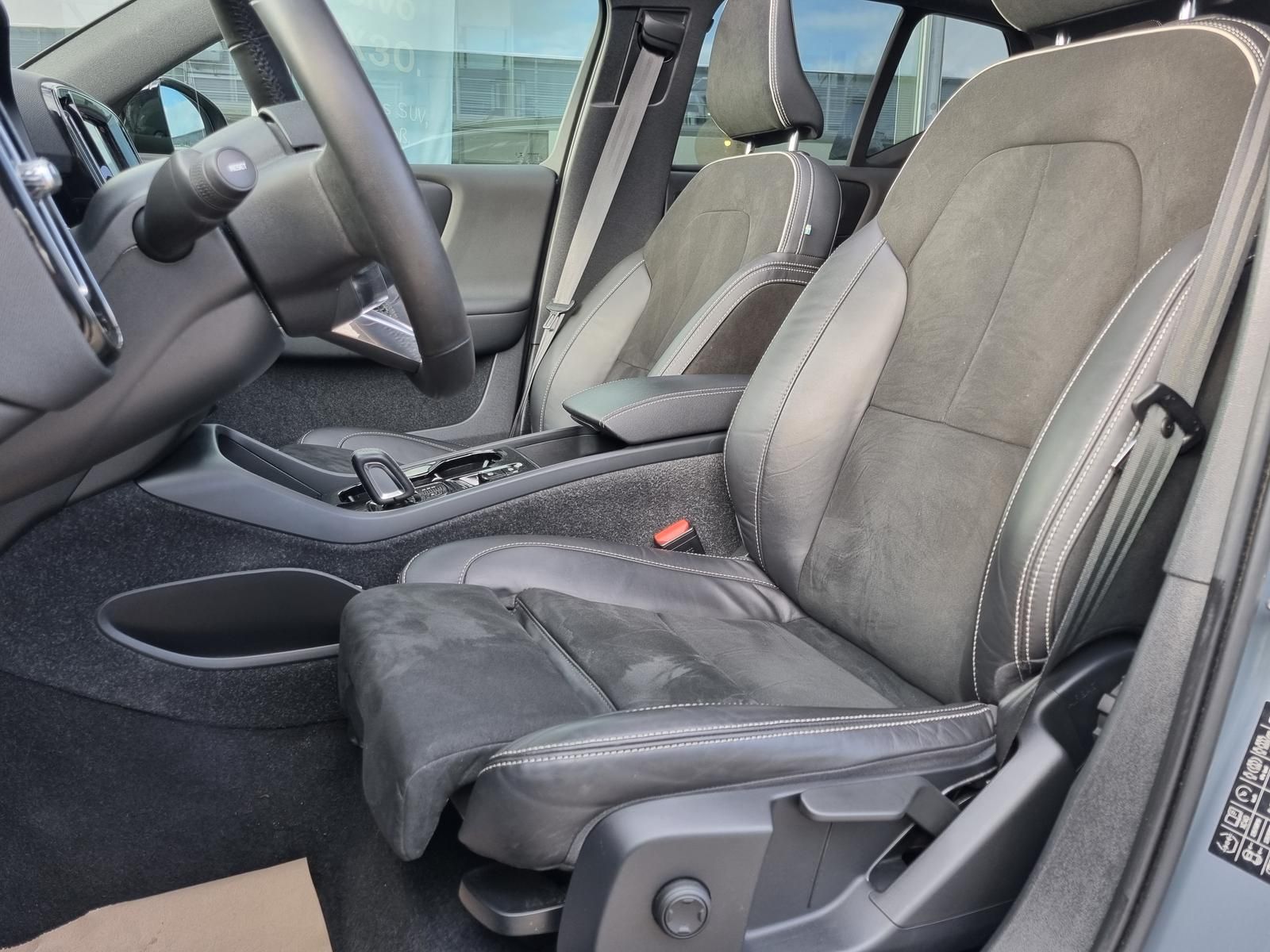 Fahrzeugabbildung Volvo XC40 T4 Recharge R-Design 'AHK, Panoramadach'