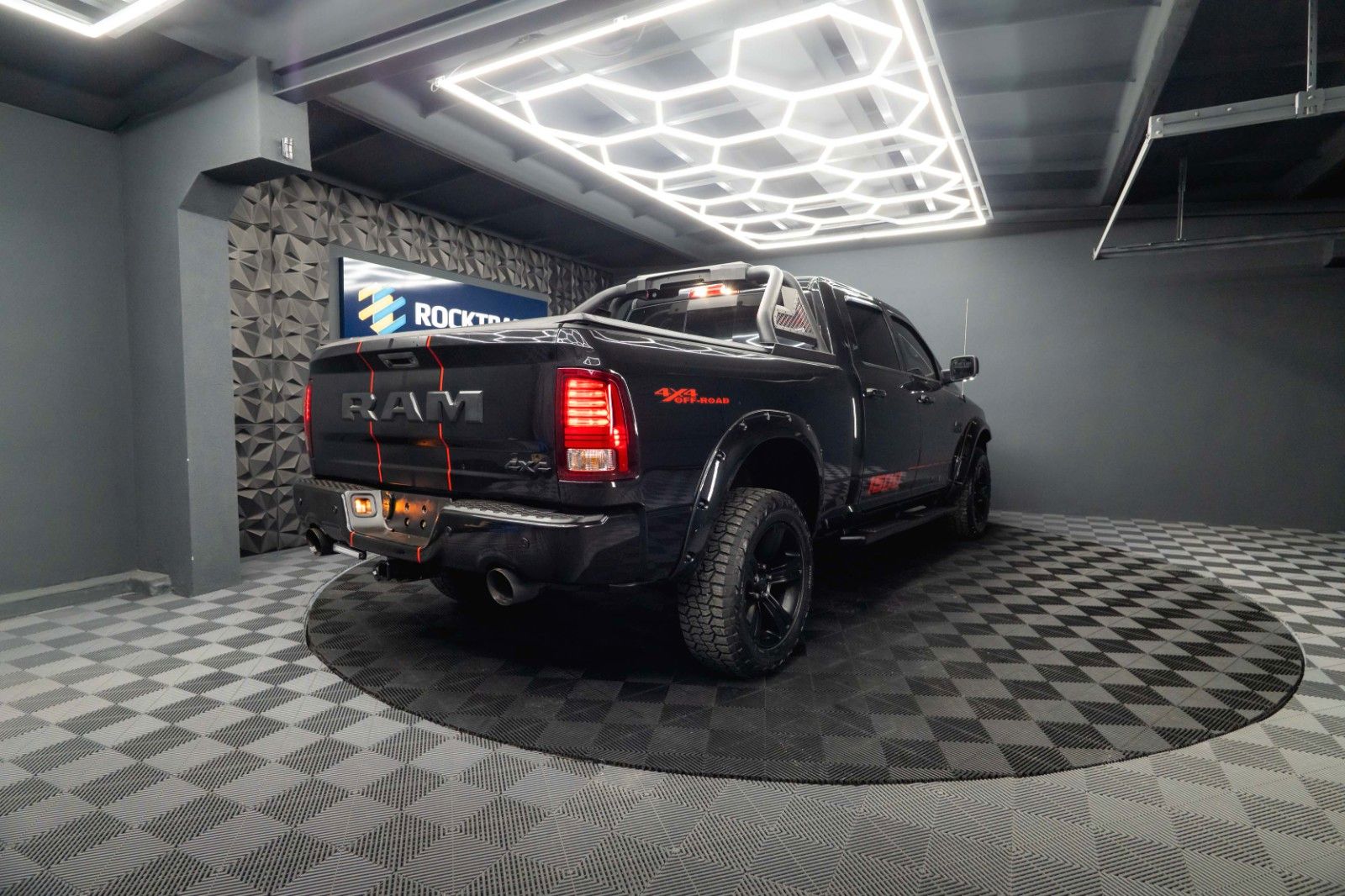 Fahrzeugabbildung Dodge RAM 5.7 V8 HEMI 4x4 OFFROAD Night-Paket LONGBED