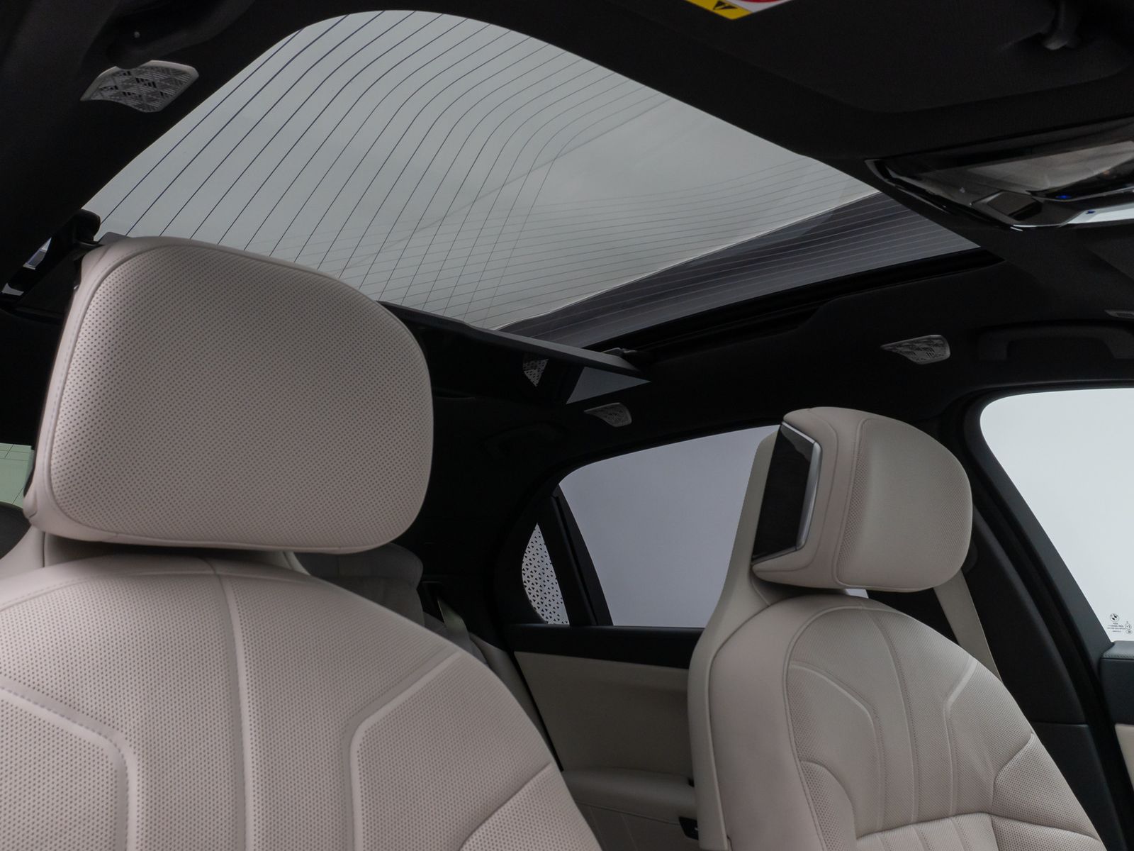 Fahrzeugabbildung BMW M760e Sky Lounge B&W Fond Ent M-Performance Voll