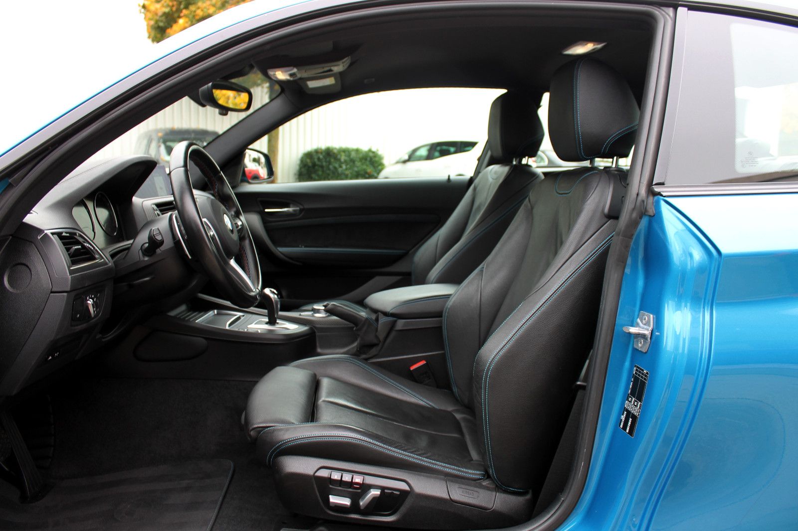 Fahrzeugabbildung BMW M2 Coupé DKG Carbon Dach PDC KAM TEMP H&K LED