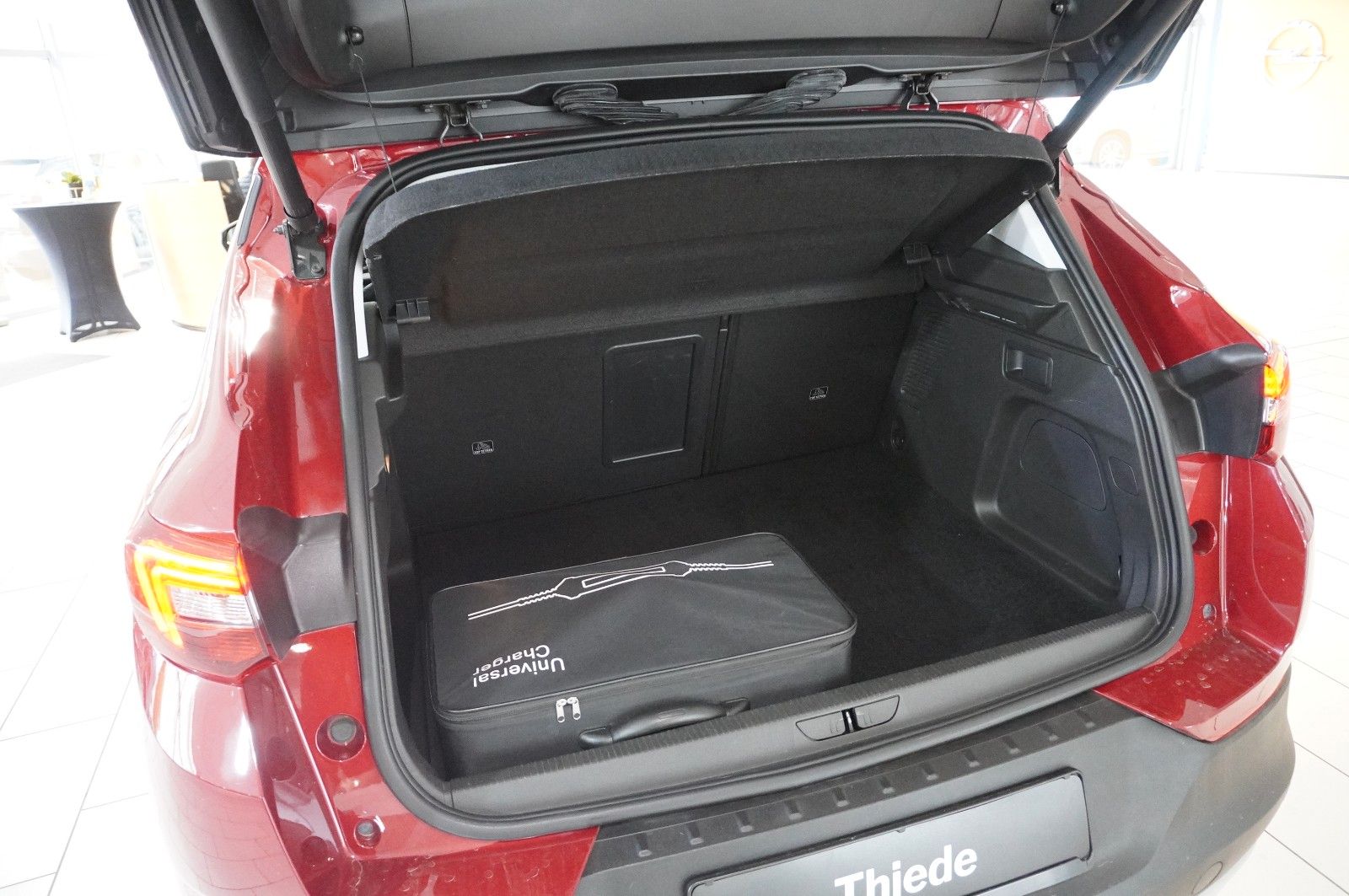 Fahrzeugabbildung Opel Grandland (X) 1.6 HYBRID ELEGAN. NAVI/KAMERA/AHK