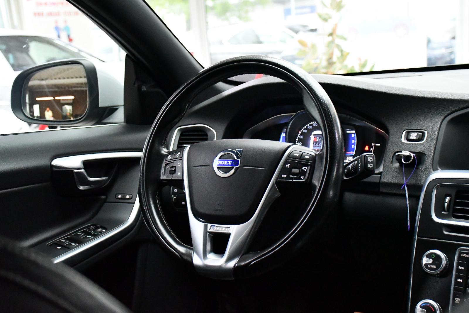 Volvo V60 D4 R-Design Aut. Kamera Leder Navi Ahk 82tkm