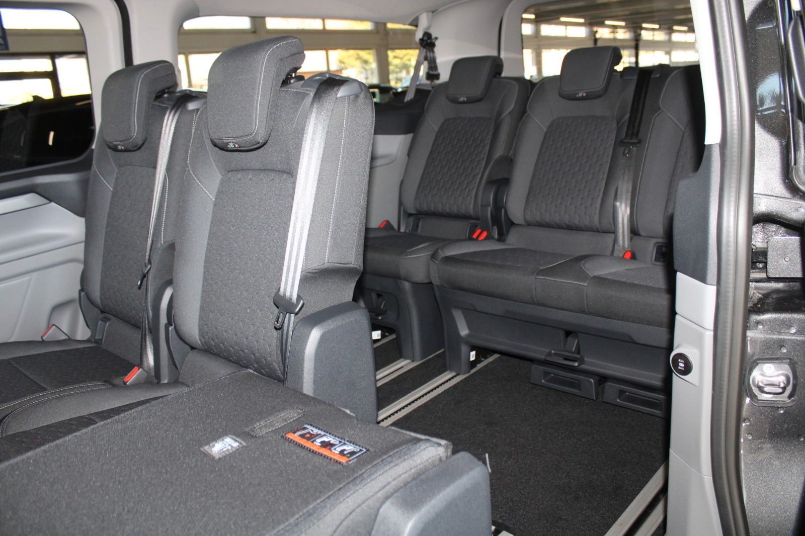 Fahrzeugabbildung Ford Tourneo Custom L2 8-Sitz Titanium Aut. LED PANO