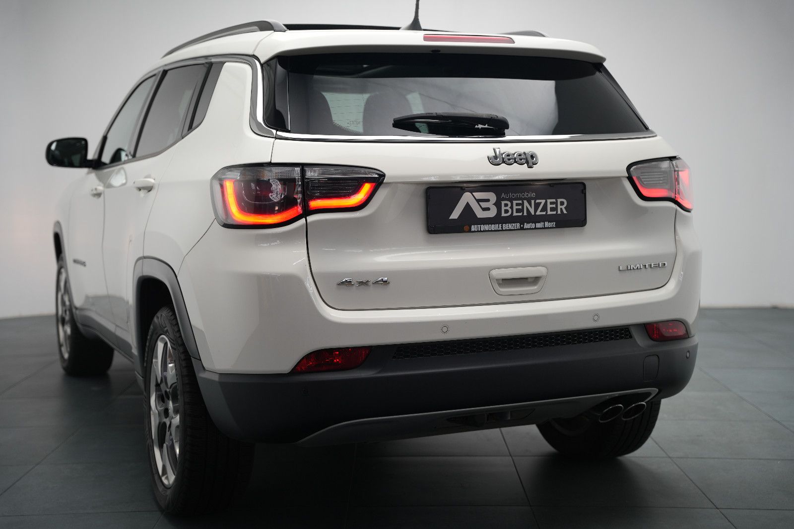 Fahrzeugabbildung Jeep Compass Limited 4WD /PANO/SHZ/L-HEIZ/PDC