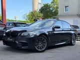 BMW M5 NAVI/SOFT-CLOSE/HUD/GLASDACH/MEMORY/SPORT-ABG - : Taxi