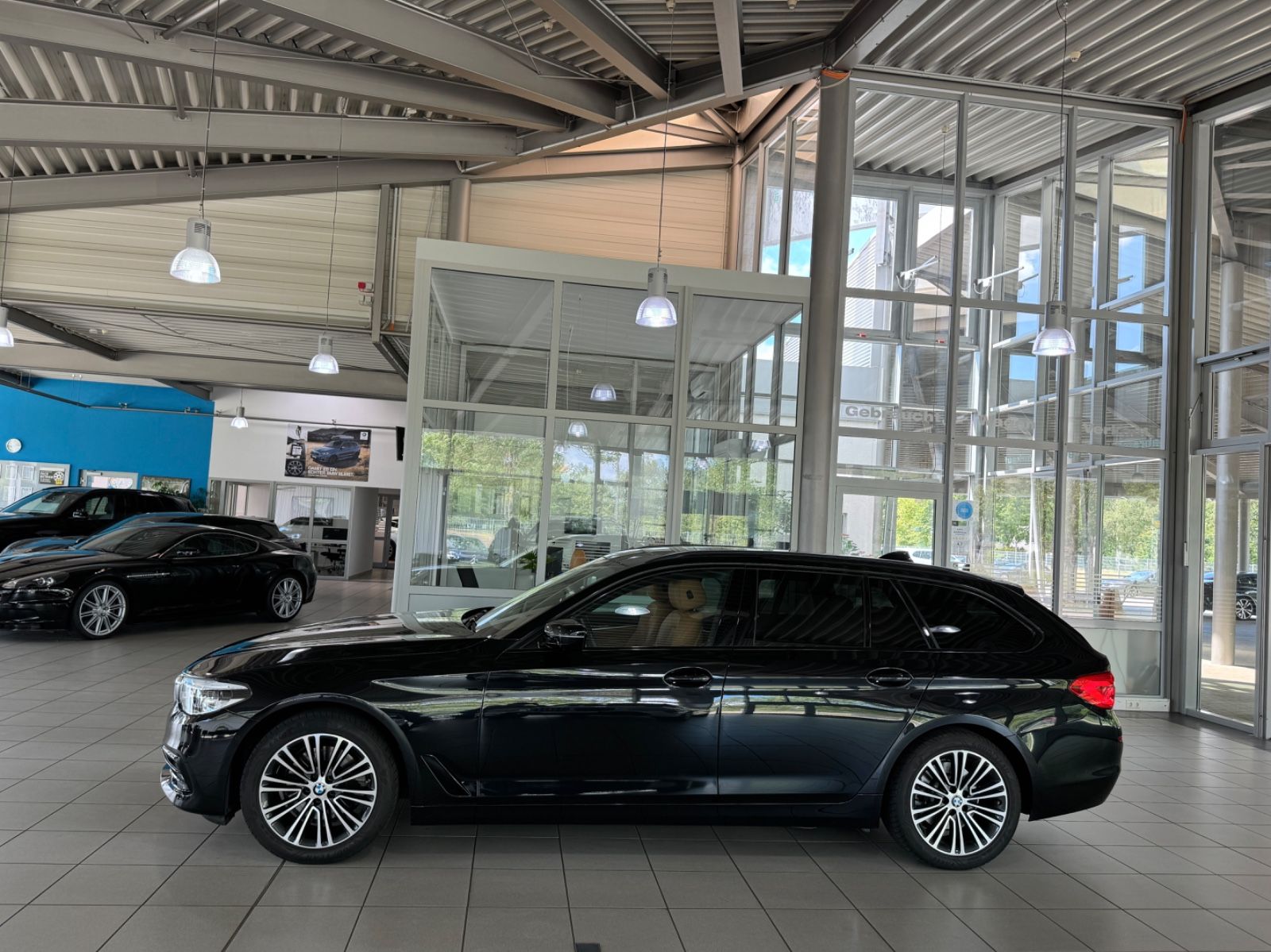 Fahrzeugabbildung BMW 520d xD Sport Line Panorama Kamera HUD DAB HiFi