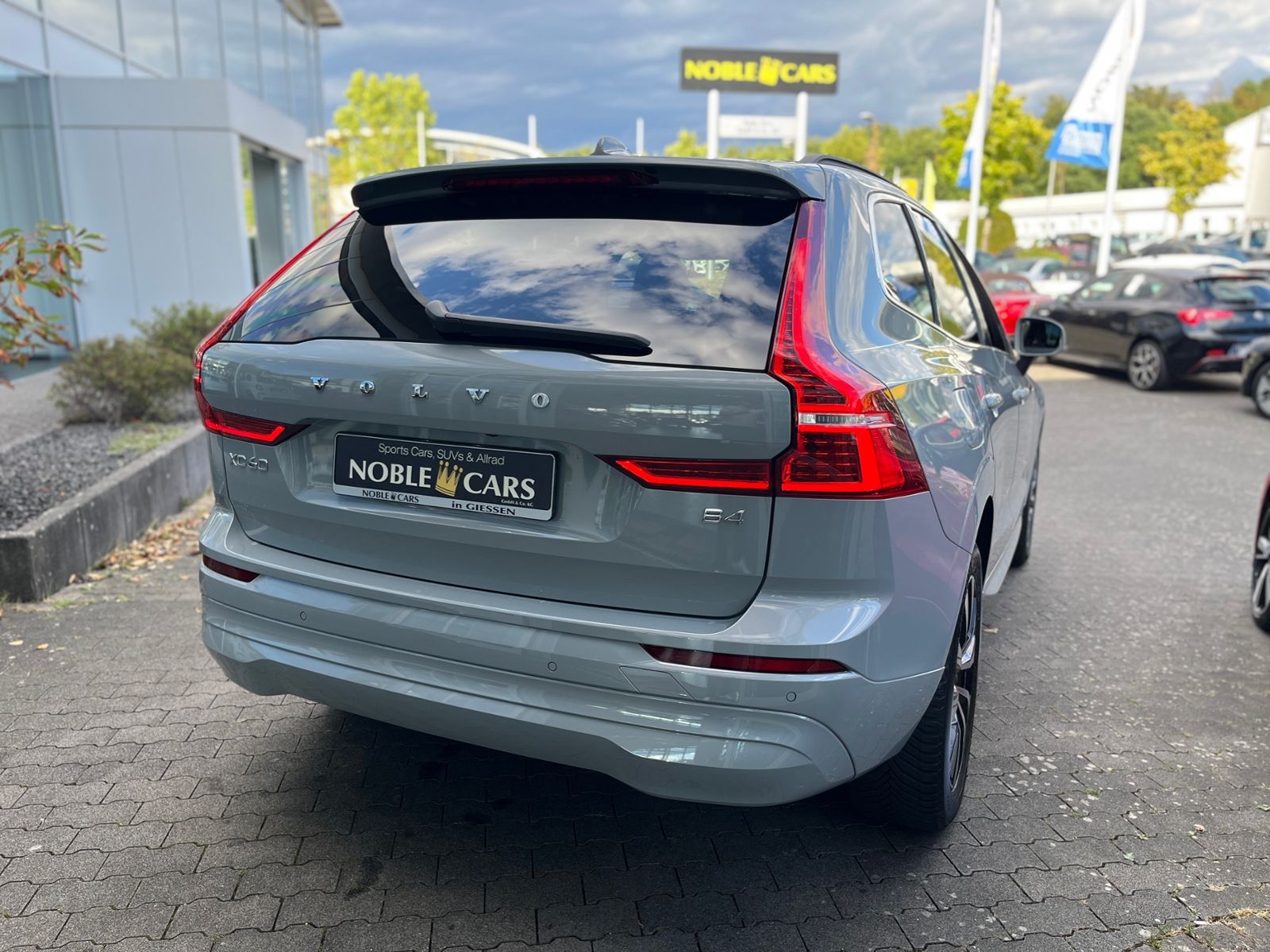 Fahrzeugabbildung Volvo XC60 Core 2WD STNDHZ LED NAV SHZ 19"